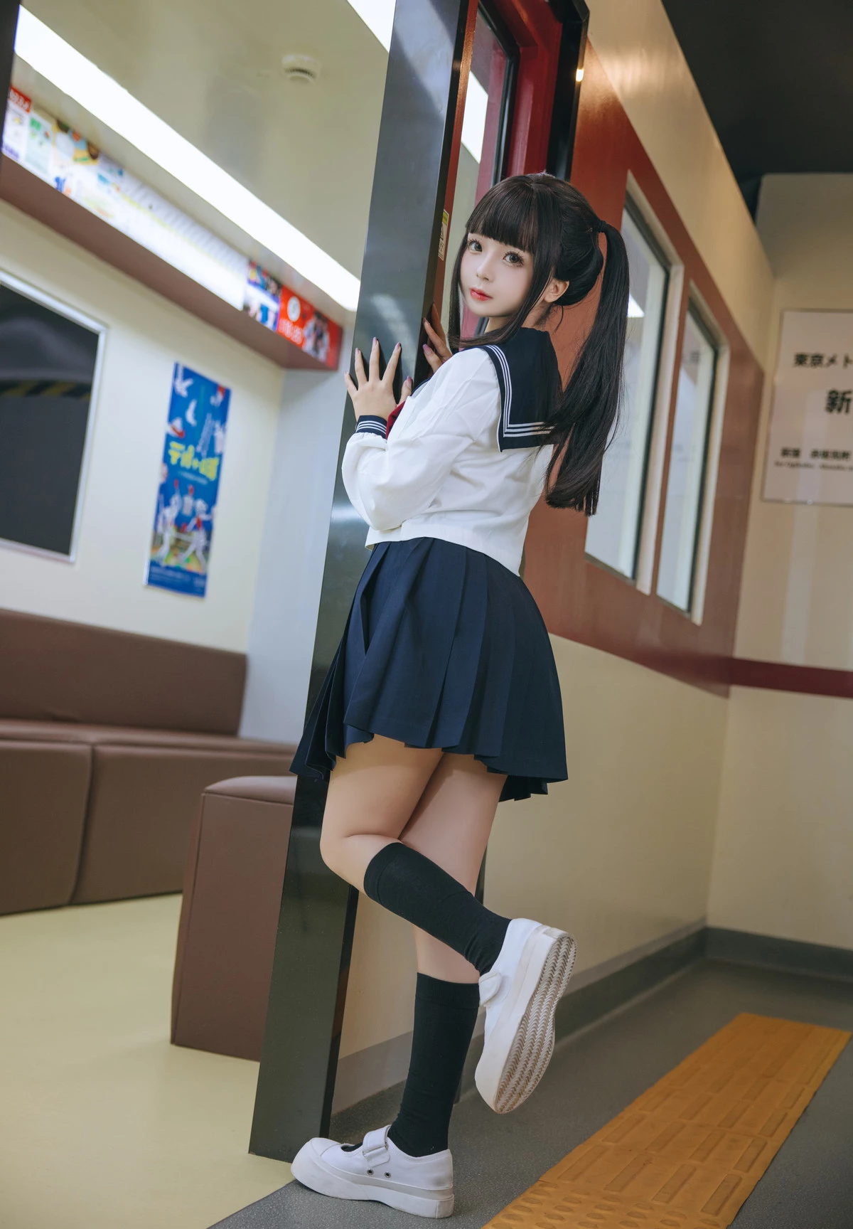 Xgyw.Org_Cosplay美女日奈娇列车JK主题列车上性感JK制服露白色蕾丝内衣秀丰腴身姿诱惑写真83P