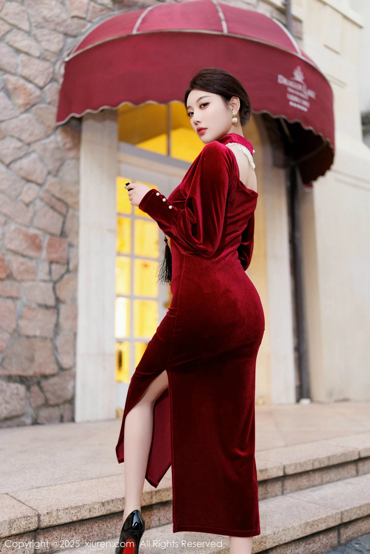 Xgyw.Org_XiuRen第9831期_女神杨晨晨Yome性感深色旗袍+红色蕾丝内衣秀丰腴身材诱惑写真90P