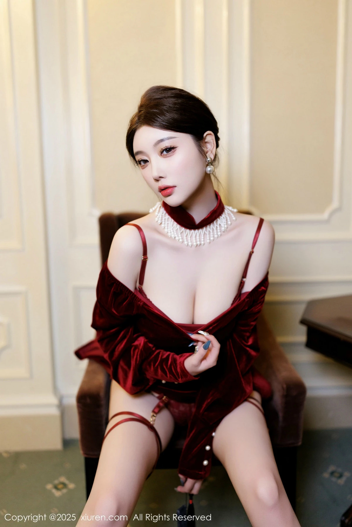 Xgyw.Org_XiuRen第9831期_女神杨晨晨Yome性感深色旗袍+红色蕾丝内衣秀丰腴身材诱惑写真90P