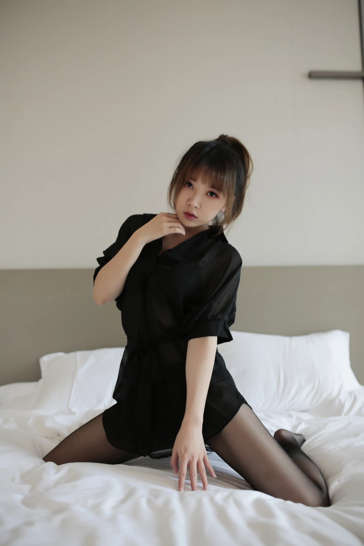 Xgyw.Org_斗鱼主播小女巫露娜傲慢小姐姐主题私房床上性感黑色上衣配超薄黑丝秀美腿诱惑写真63P