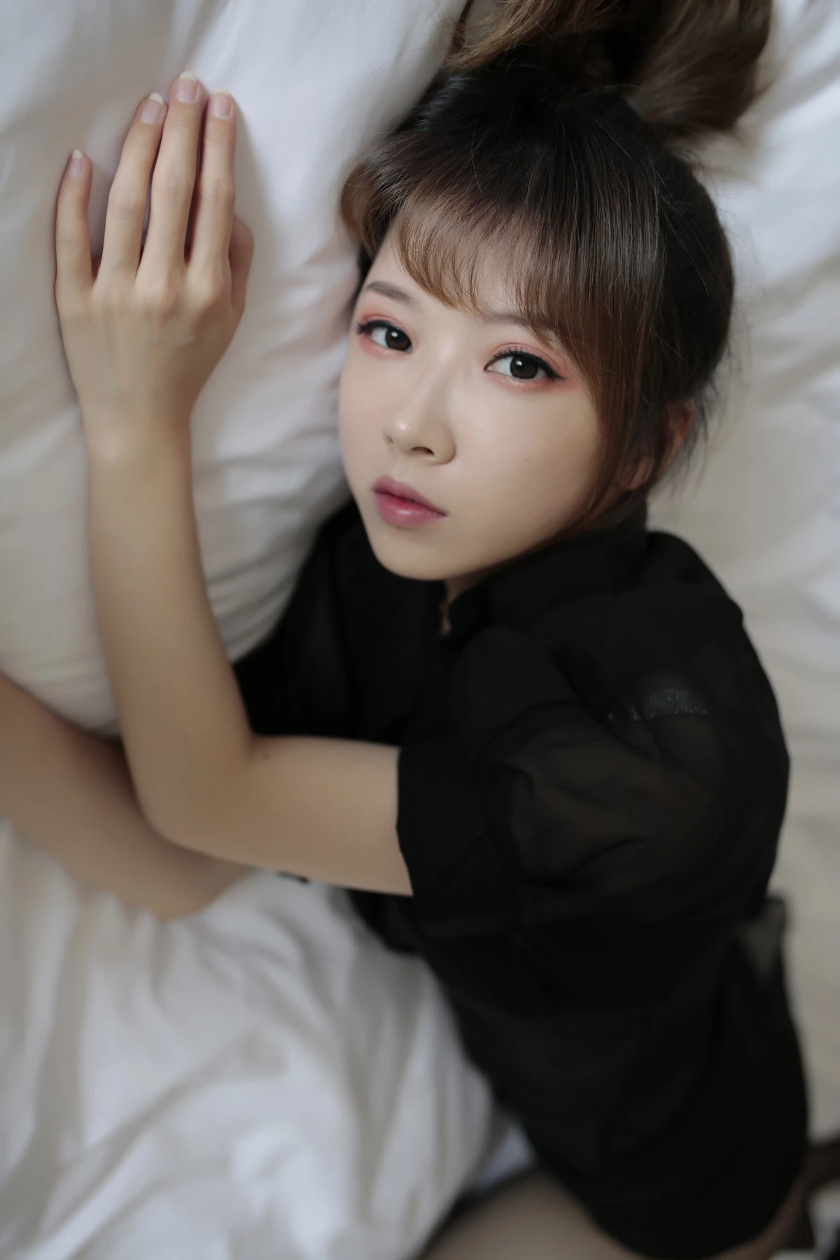 Xgyw.Org_斗鱼主播小女巫露娜傲慢小姐姐主题私房床上性感黑色上衣配超薄黑丝秀美腿诱惑写真63P