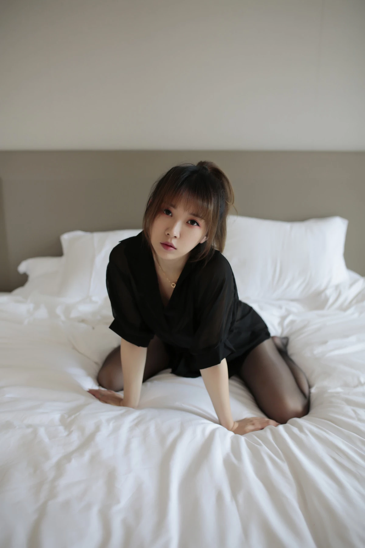 Xgyw.Org_斗鱼主播小女巫露娜傲慢小姐姐主题私房床上性感黑色上衣配超薄黑丝秀美腿诱惑写真63P