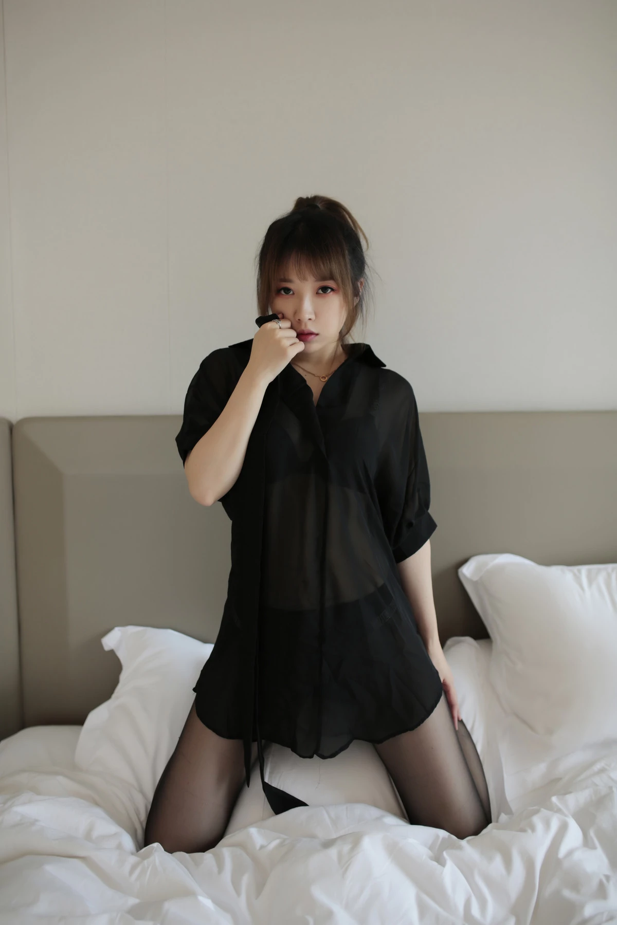Xgyw.Org_斗鱼主播小女巫露娜傲慢小姐姐主题私房床上性感黑色上衣配超薄黑丝秀美腿诱惑写真63P