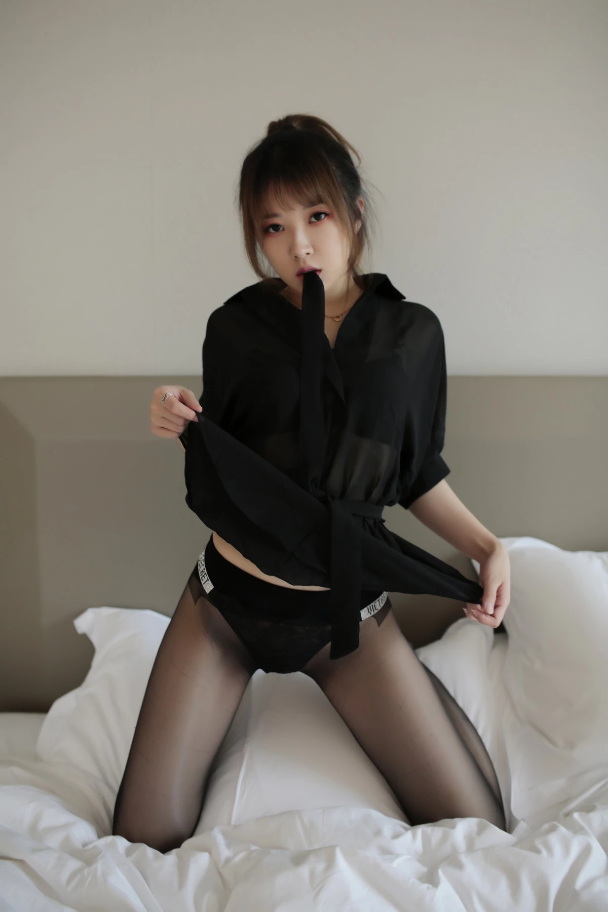 Xgyw.Org_斗鱼主播小女巫露娜傲慢小姐姐主题私房床上性感黑色上衣配超薄黑丝秀美腿诱惑写真63P