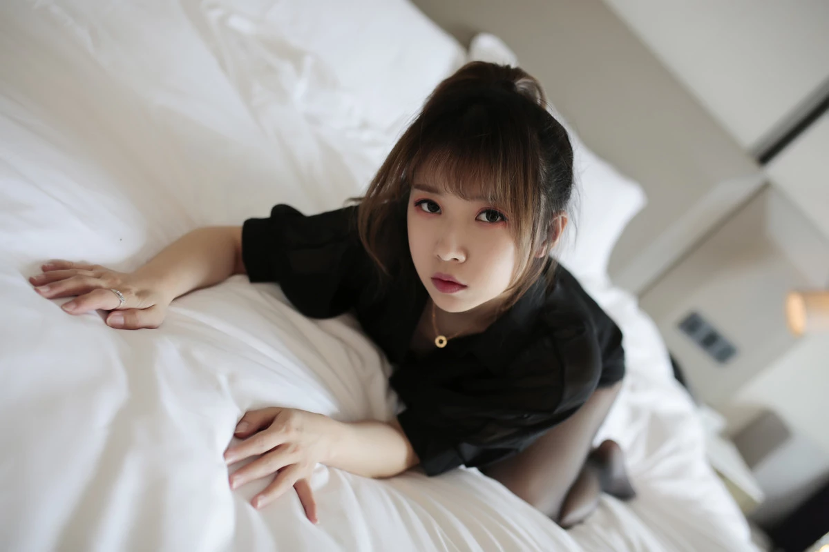 Xgyw.Org_斗鱼主播小女巫露娜傲慢小姐姐主题私房床上性感黑色上衣配超薄黑丝秀美腿诱惑写真63P