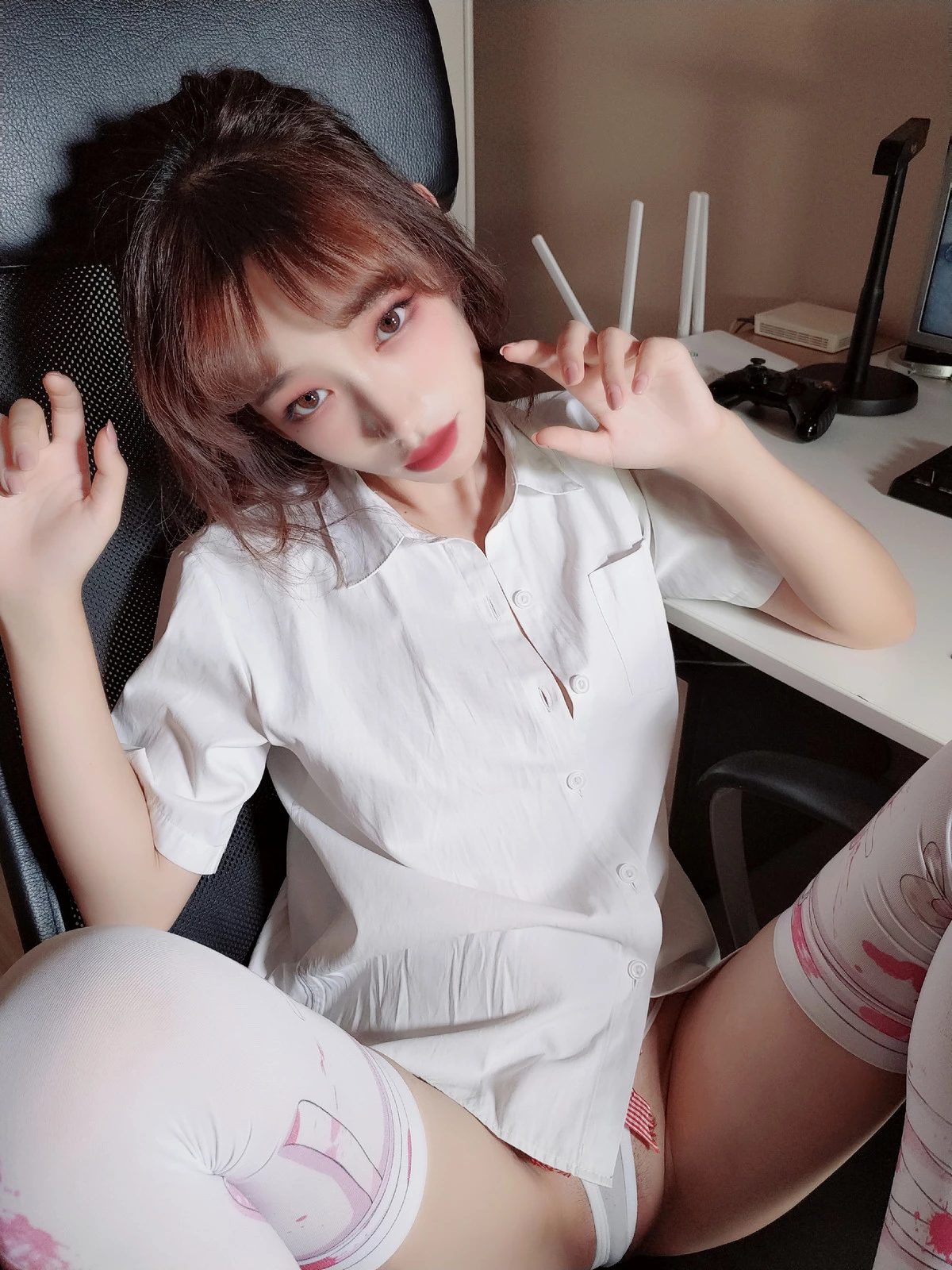Xgyw.Org_Coser美女沫夏小奶糕超小比基尼主题性感白色三点式内衣配白丝袜秀曼妙身姿诱惑写真175P