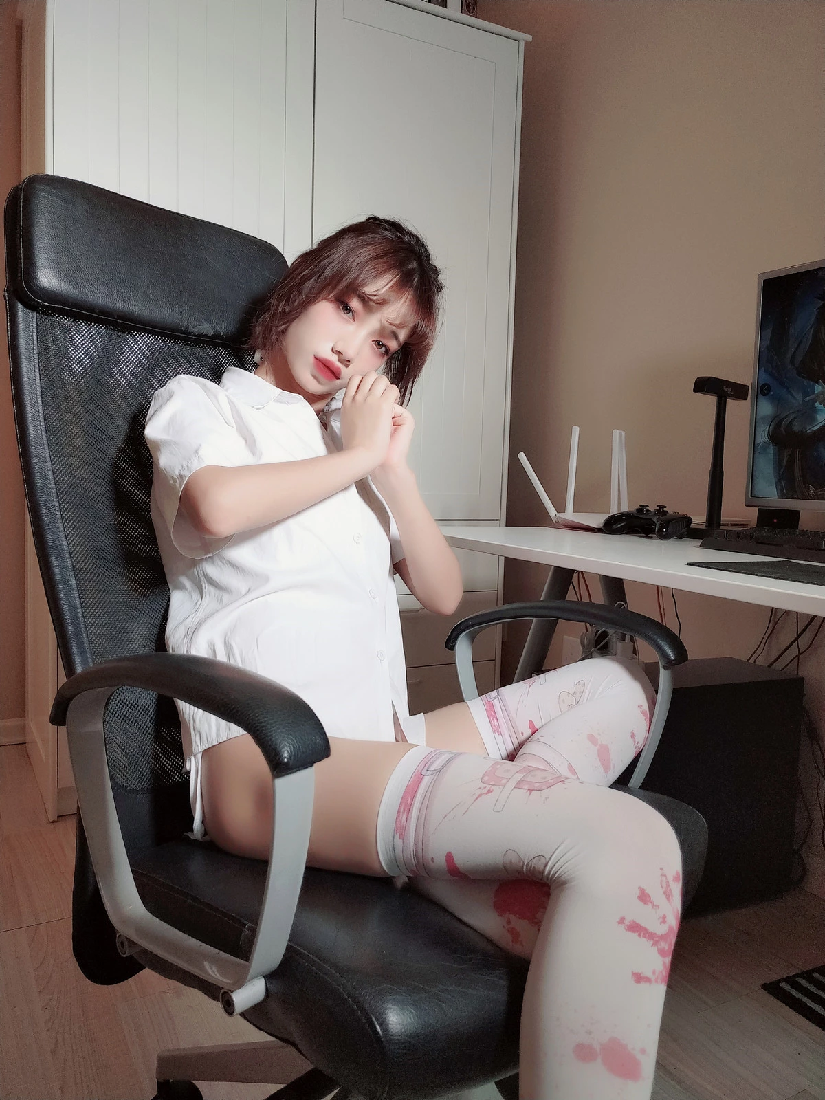 Xgyw.Org_Coser美女沫夏小奶糕超小比基尼主题性感白色三点式内衣配白丝袜秀曼妙身姿诱惑写真175P
