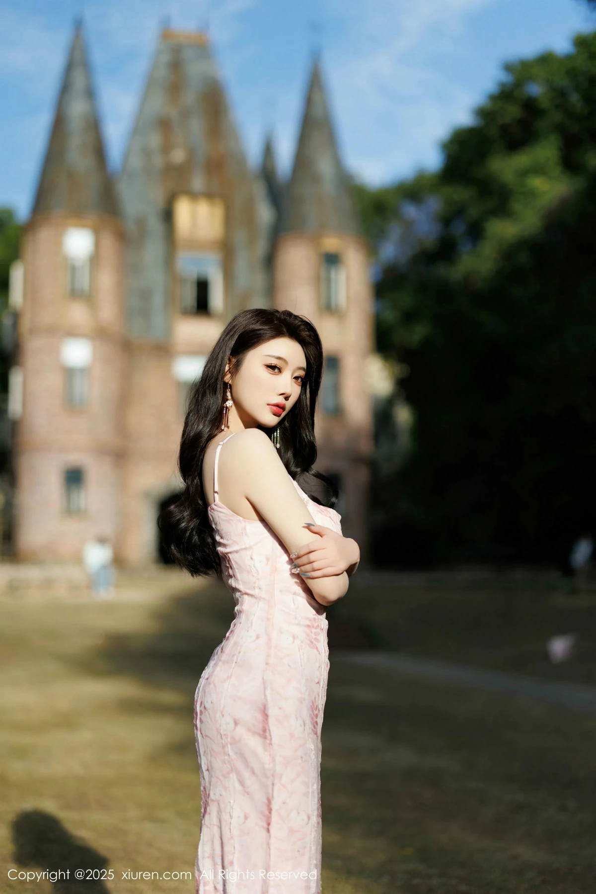 Xgyw.Org_XiuRen第9886期_女神杨晨晨Yome粉色连衣裙+白色珍珠内衣秀丰腴身材诱惑写真81P