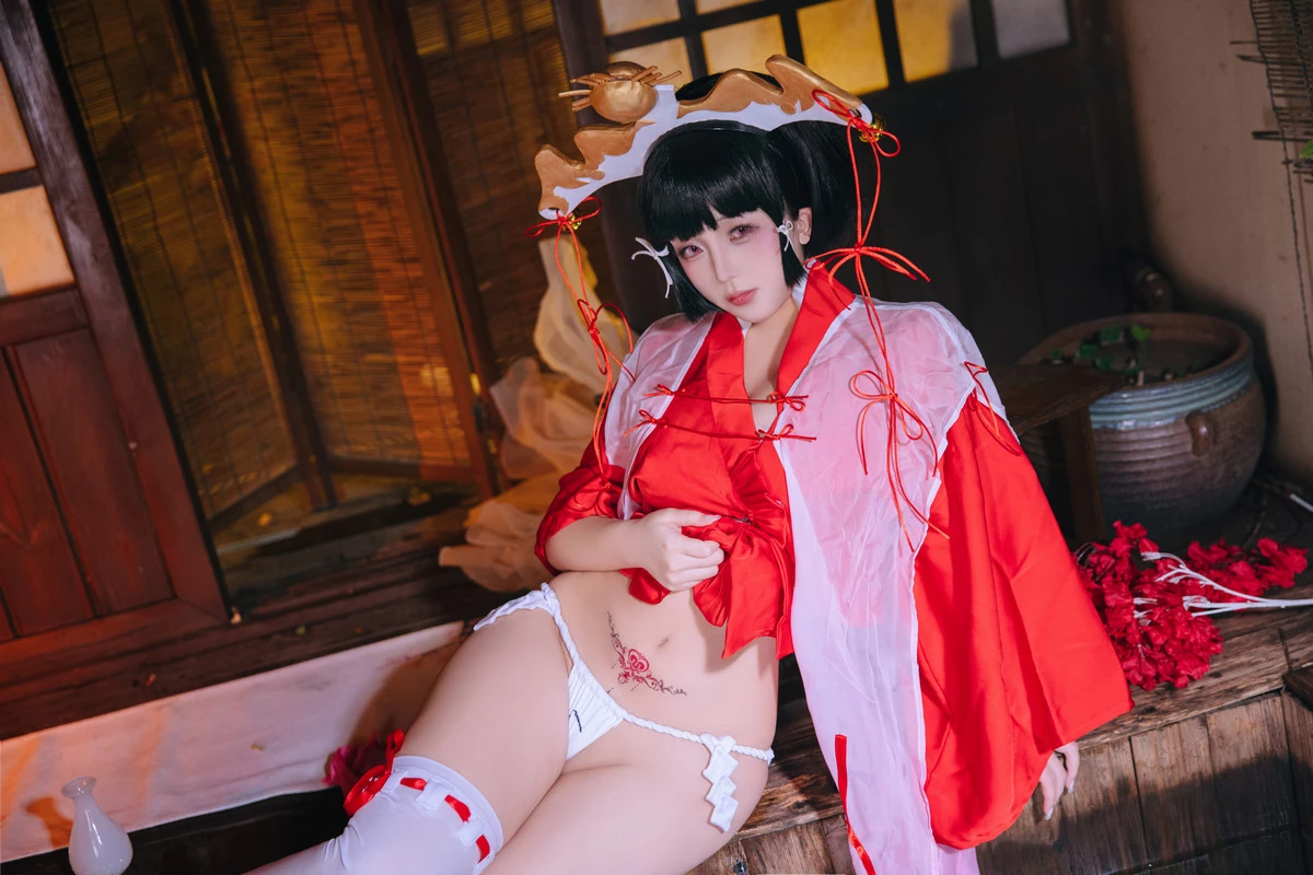Xgyw.Org_Cosplay美女日奈娇辉夜巫女主题性感红色服饰露白色内衣配白丝袜秀完美身材诱惑写真100P
