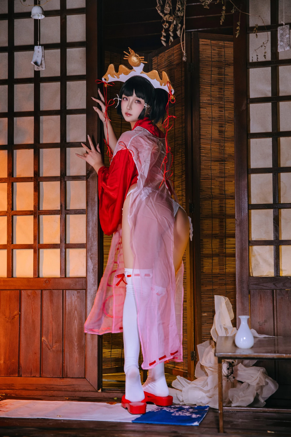 Xgyw.Org_Cosplay美女日奈娇辉夜巫女主题性感红色服饰露白色内衣配白丝袜秀完美身材诱惑写真100P