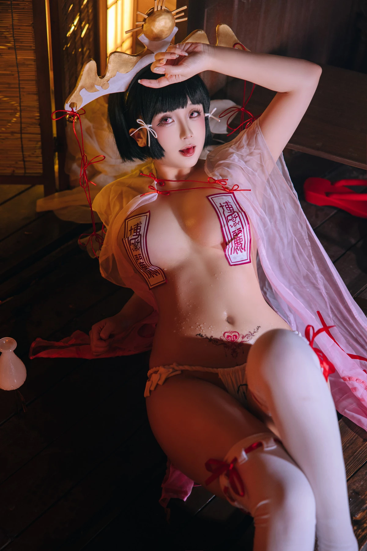 Xgyw.Org_Cosplay美女日奈娇辉夜巫女主题性感红色服饰露白色内衣配白丝袜秀完美身材诱惑写真100P