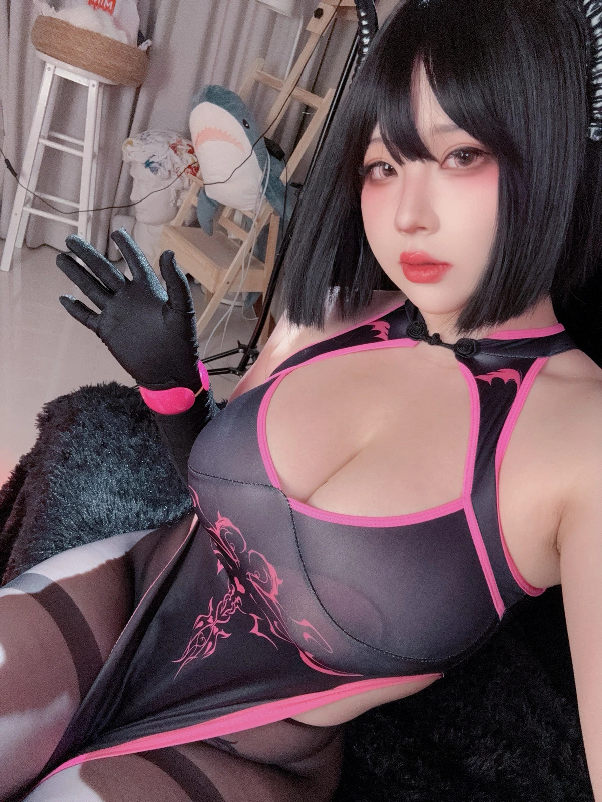 Xgyw.Org_网络美女皮皮奶可可爱了啦粉魅魔主题性感黑色礼服配超薄黑丝秀翘臀美腿诱惑写真111P