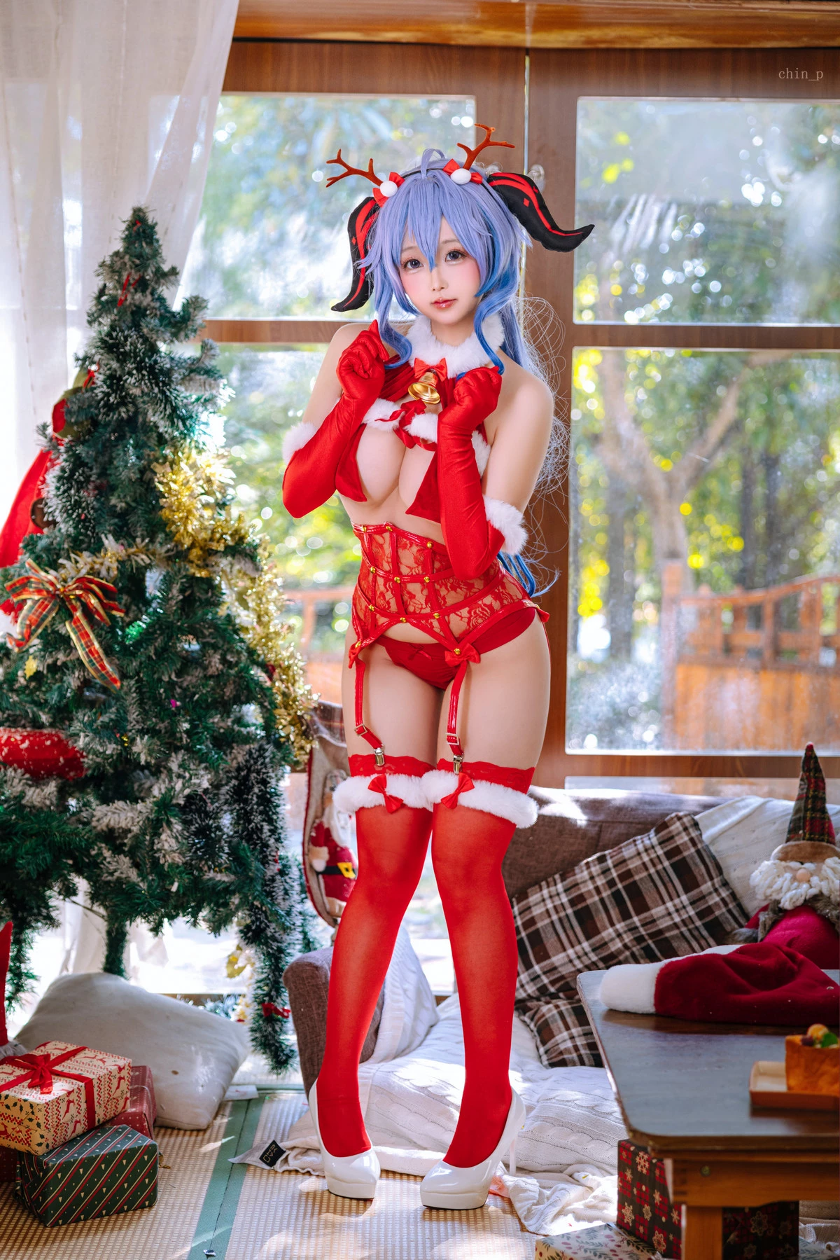 Xgyw.Org_Cosplay美女日奈娇甘雨圣诞主题性感红色情趣内衣配红丝吊袜秀丰腴身材惹火诱惑写真120P