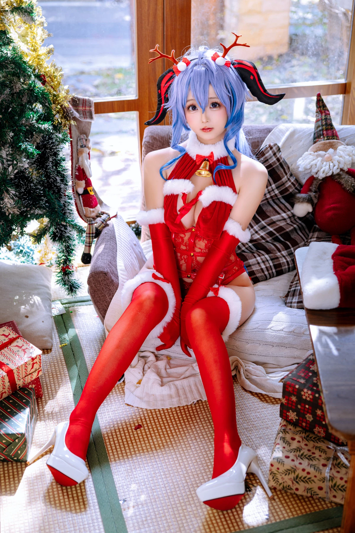 Xgyw.Org_Cosplay美女日奈娇甘雨圣诞主题性感红色情趣内衣配红丝吊袜秀丰腴身材惹火诱惑写真120P
