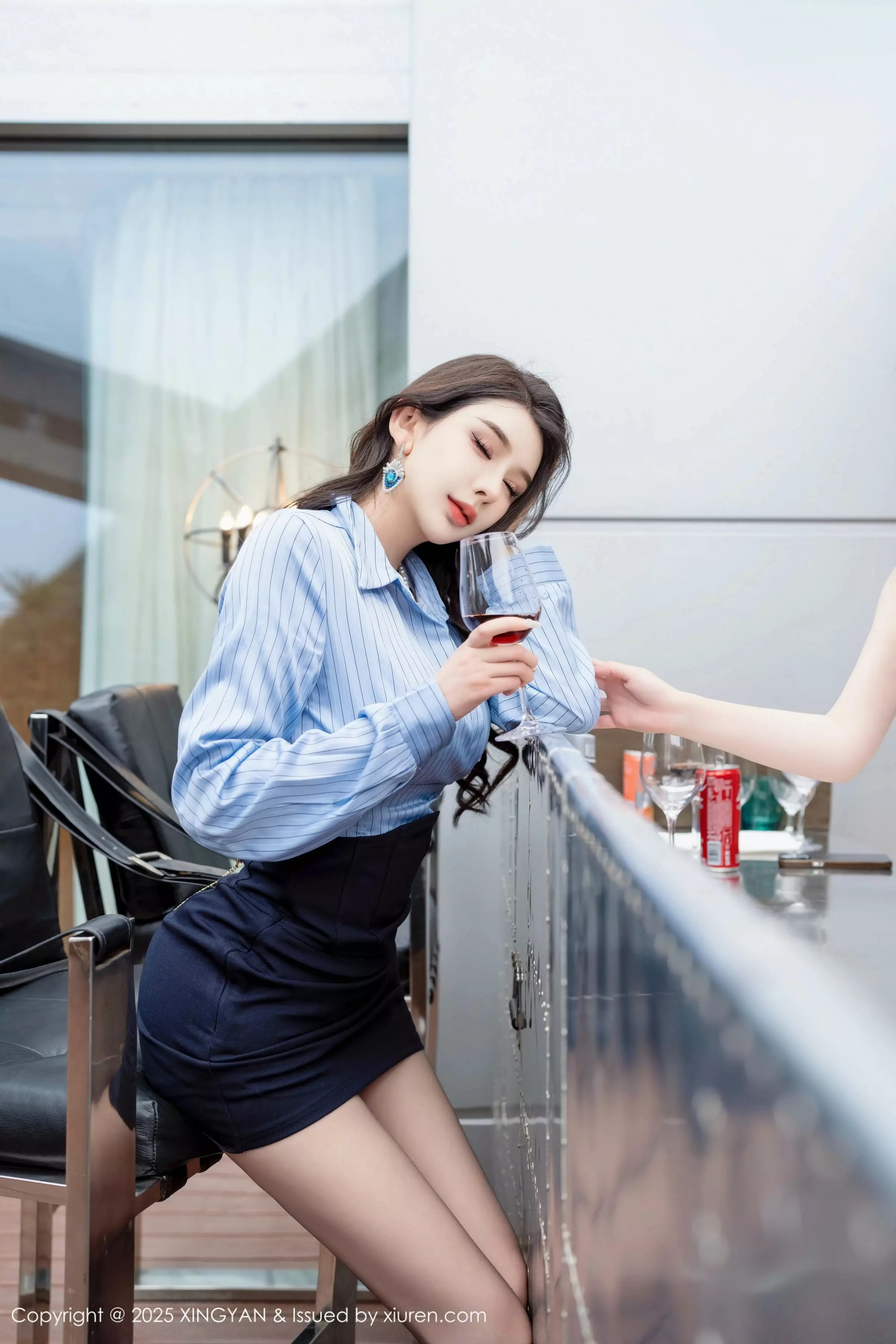 Xgyw.Org_[XINGYAN星颜社]VOL.323_模特李丽莎性感衬衫配黑短裙露超薄黑丝秀完美身材诱惑写真80P