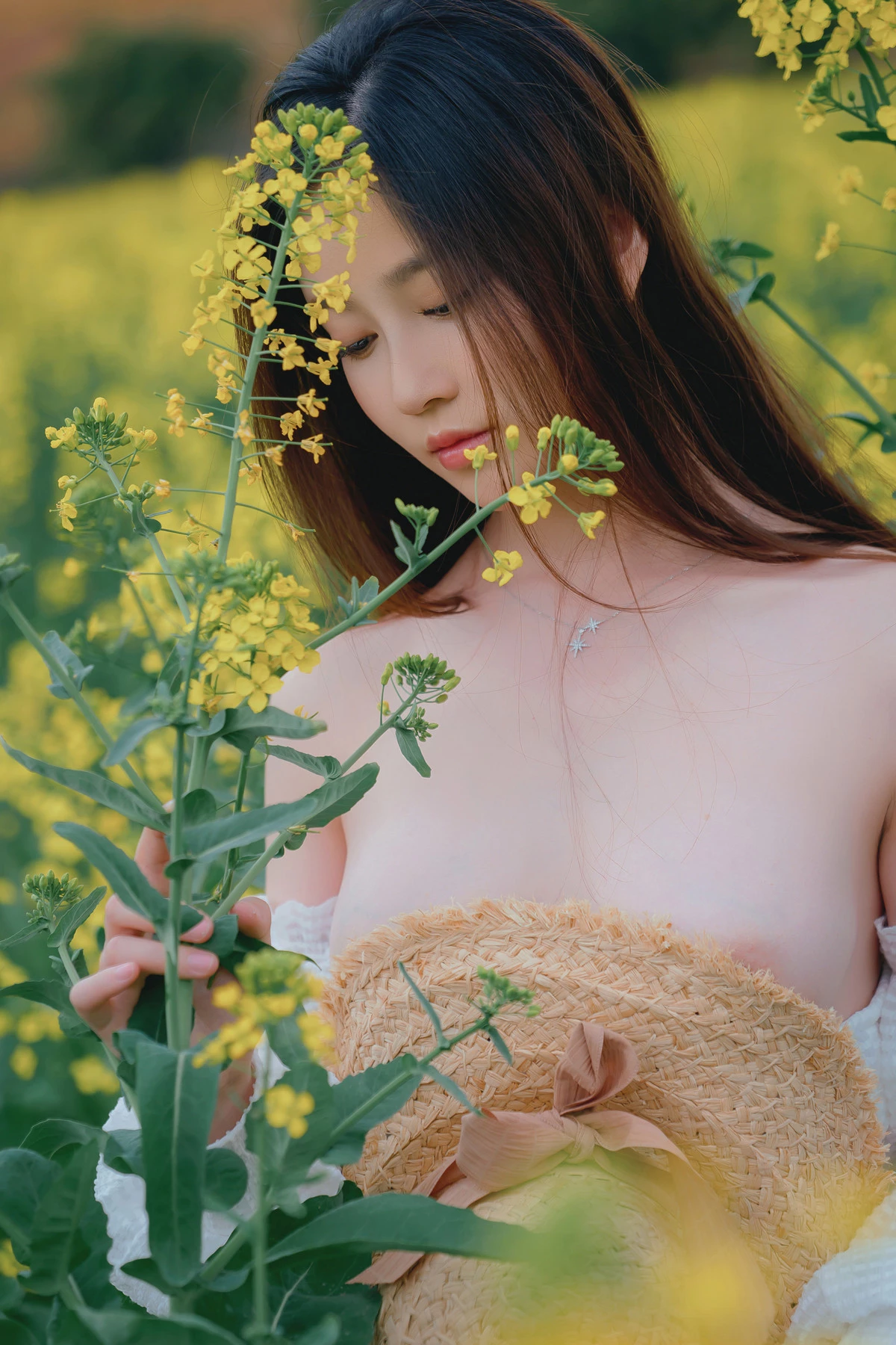 Xgyw.Org_网络美女年年Nnian花野主题户外油菜地性感白色低胸连衣短裙半脱秀惹火身材诱惑写真43P