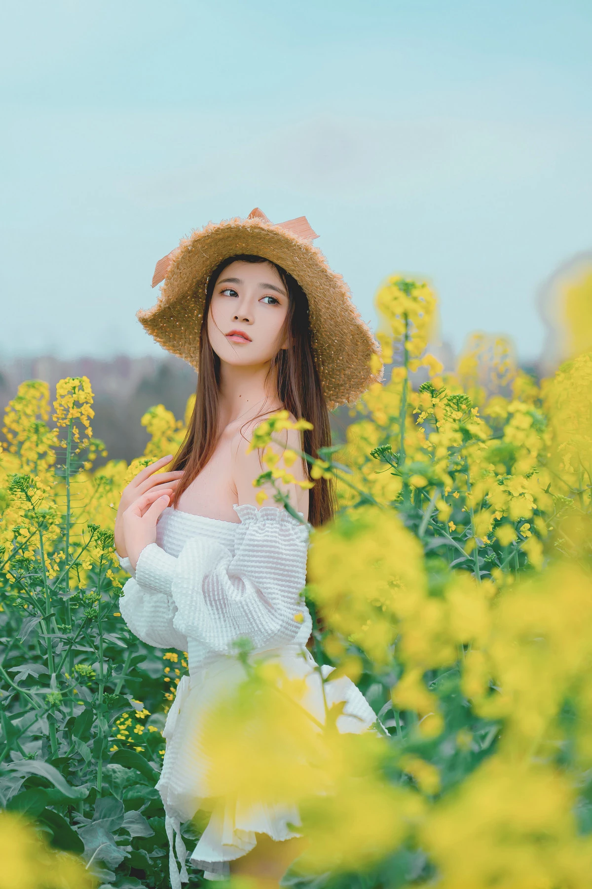 Xgyw.Org_网络美女年年Nnian花野主题户外油菜地性感白色低胸连衣短裙半脱秀惹火身材诱惑写真43P