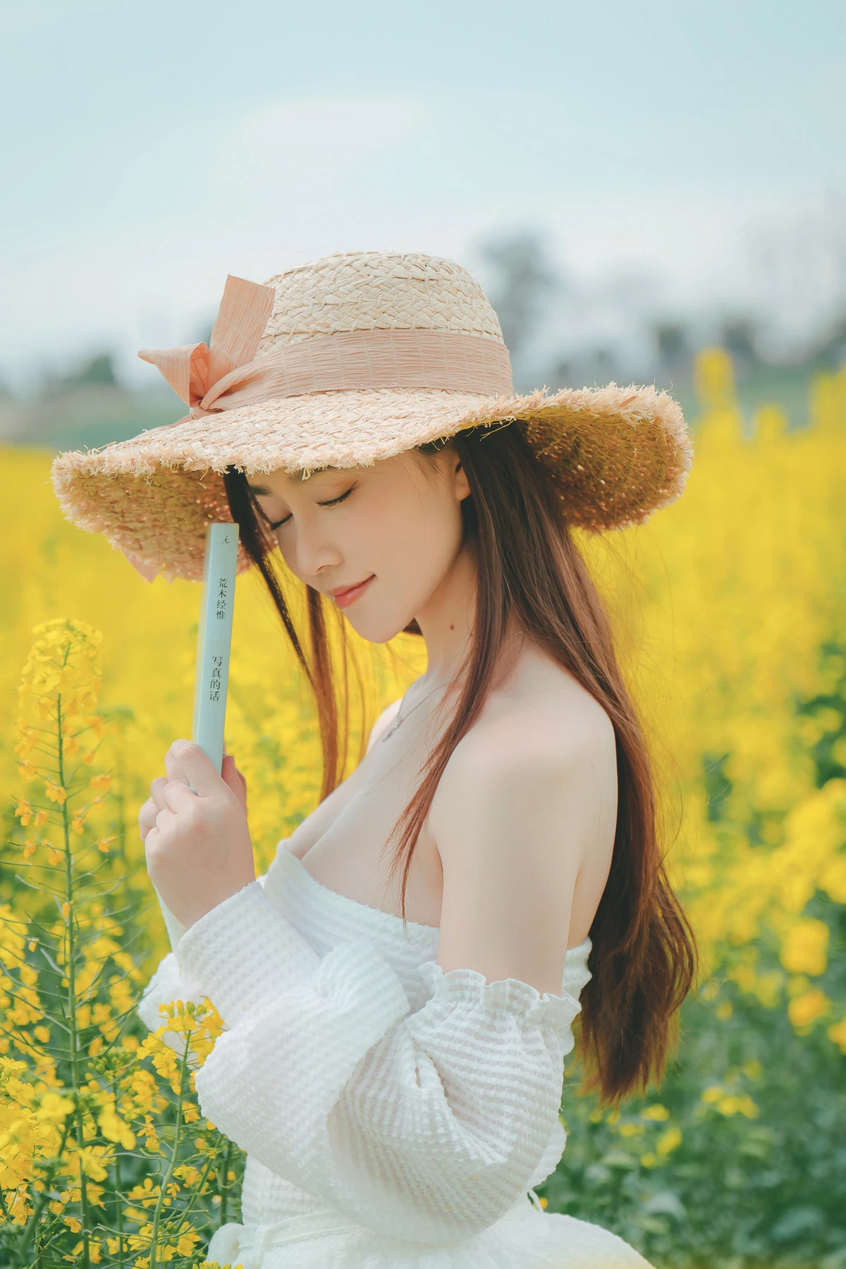 Xgyw.Org_网络美女年年Nnian花野主题户外油菜地性感白色低胸连衣短裙半脱秀惹火身材诱惑写真43P