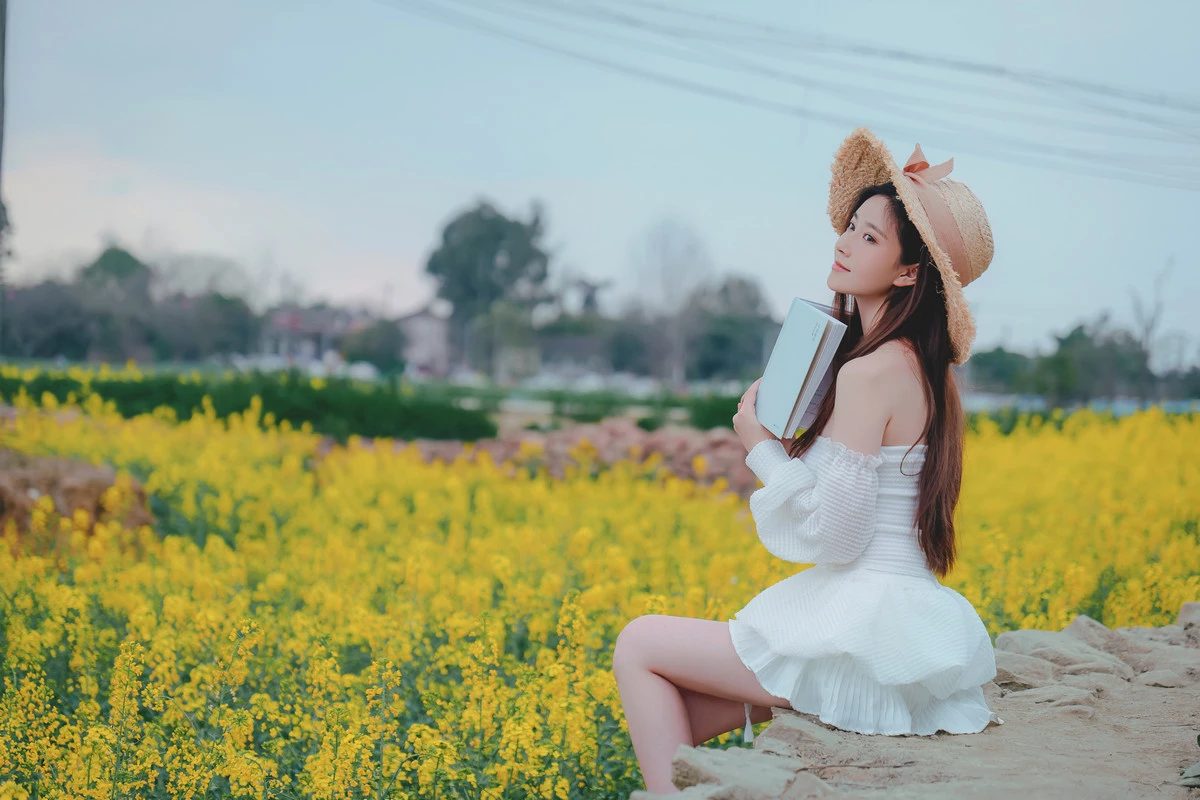 Xgyw.Org_网络美女年年Nnian花野主题户外油菜地性感白色低胸连衣短裙半脱秀惹火身材诱惑写真43P