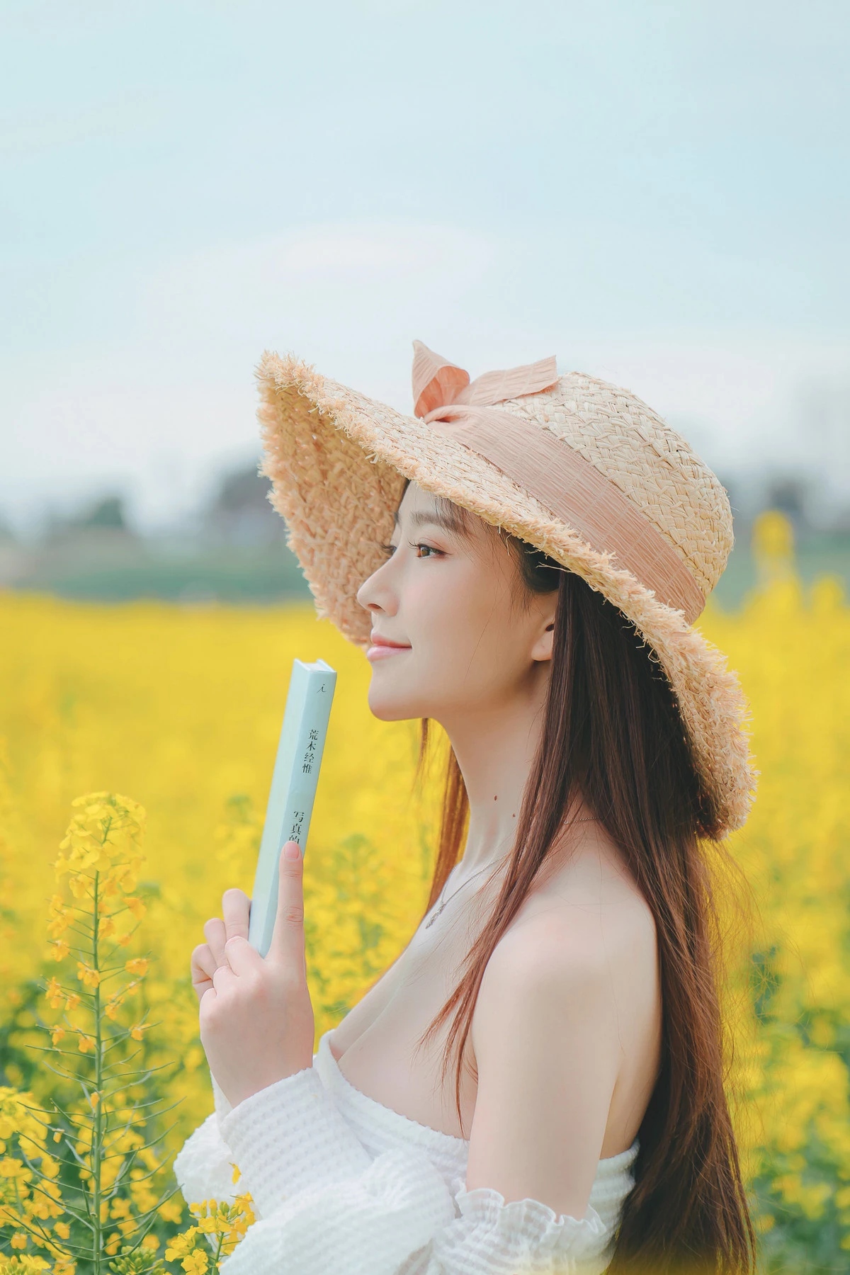 Xgyw.Org_网络美女年年Nnian花野主题户外油菜地性感白色低胸连衣短裙半脱秀惹火身材诱惑写真43P