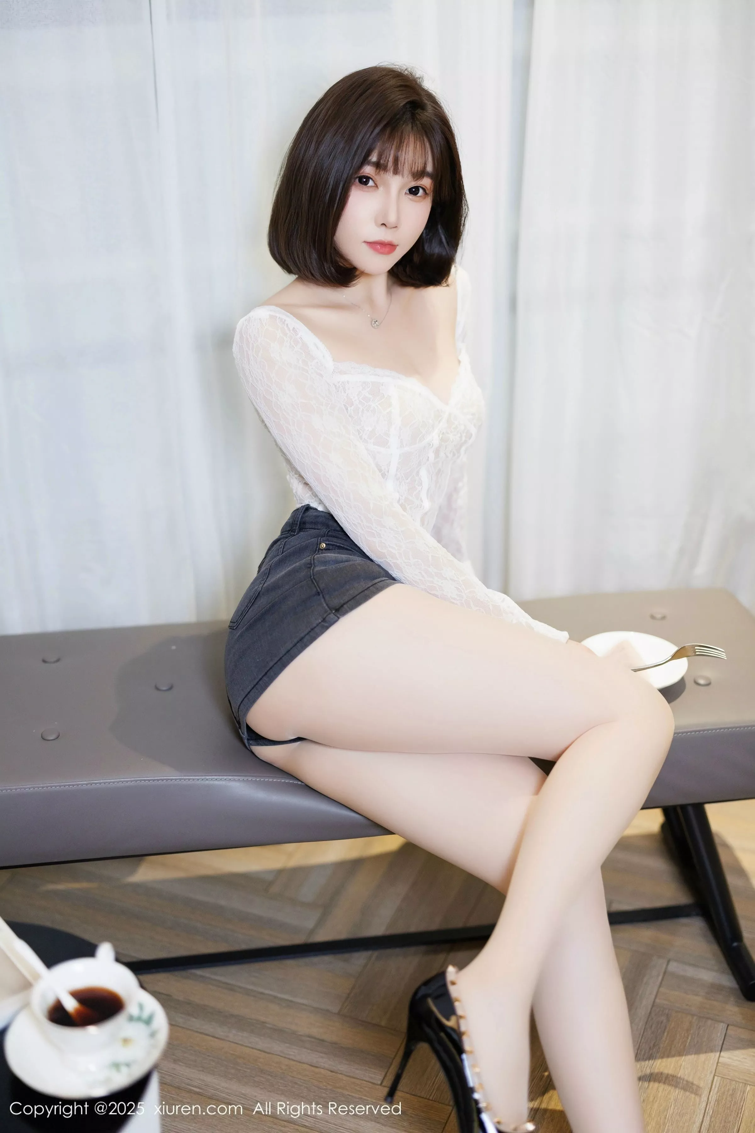 Xgyw.Org_XiuRen第10113期_女神徐莉芝Booty白色上衣配肉丝袜+蓝色情趣内衣秀美腿诱惑写真83P