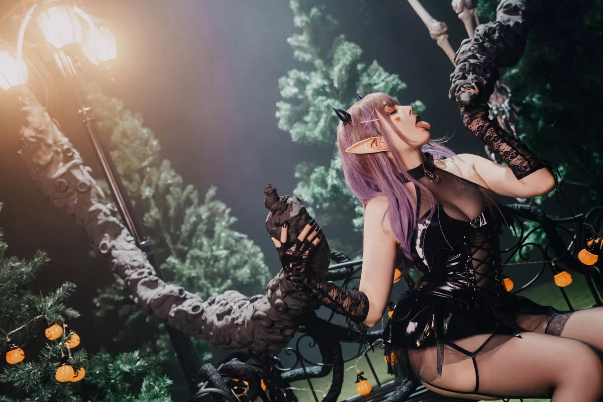 Xgyw.Org_网络美女Natsuko夏夏子万圣小魔女主题性感精灵装扮黑色皮质服饰配黑丝吊袜秀美腿诱惑写真52P
