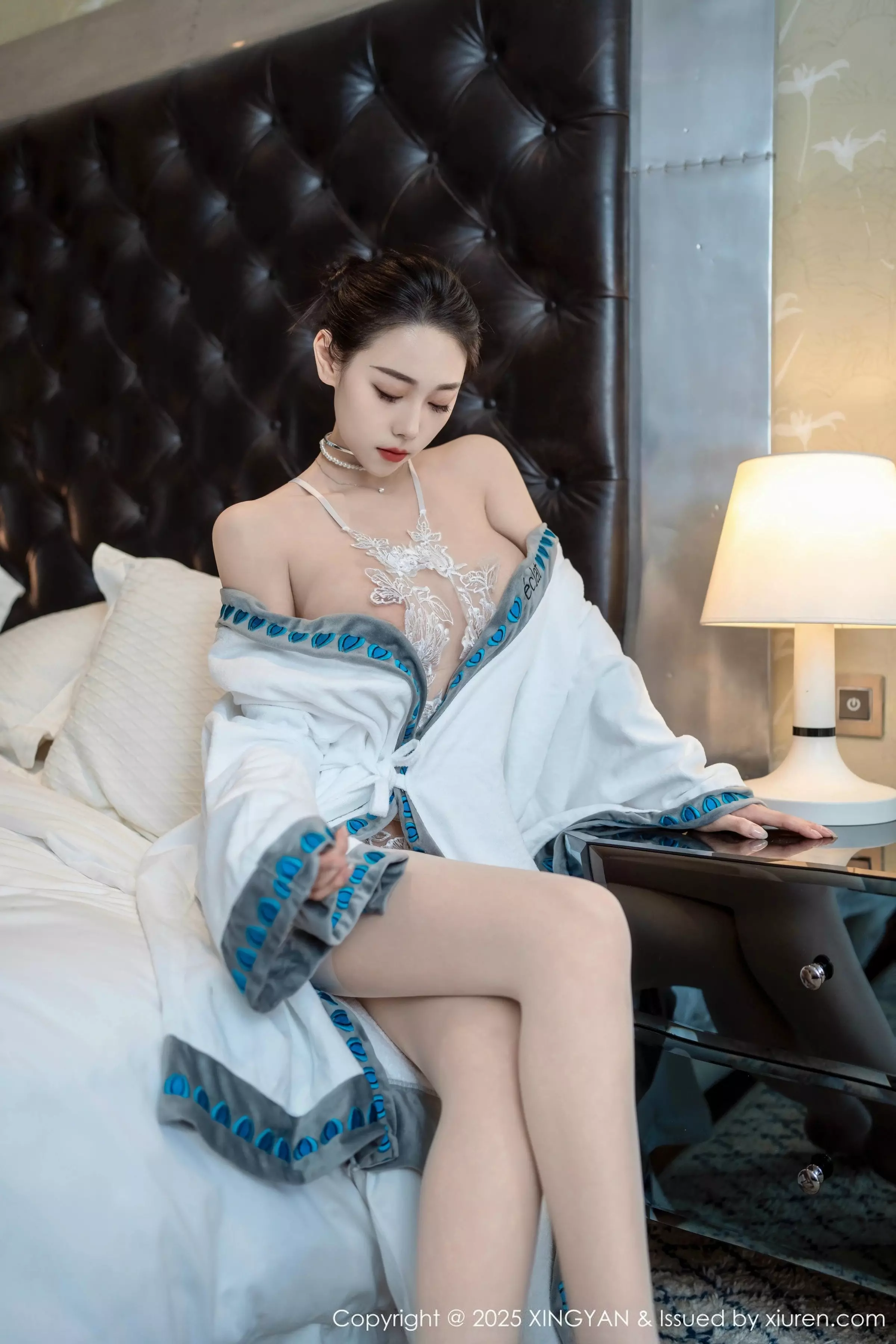 Xgyw.Org_[XINGYAN星颜社]VOL.326_模特清妙白色浴袍露白色情感内衣配白丝吊袜秀美腿诱惑写真80P