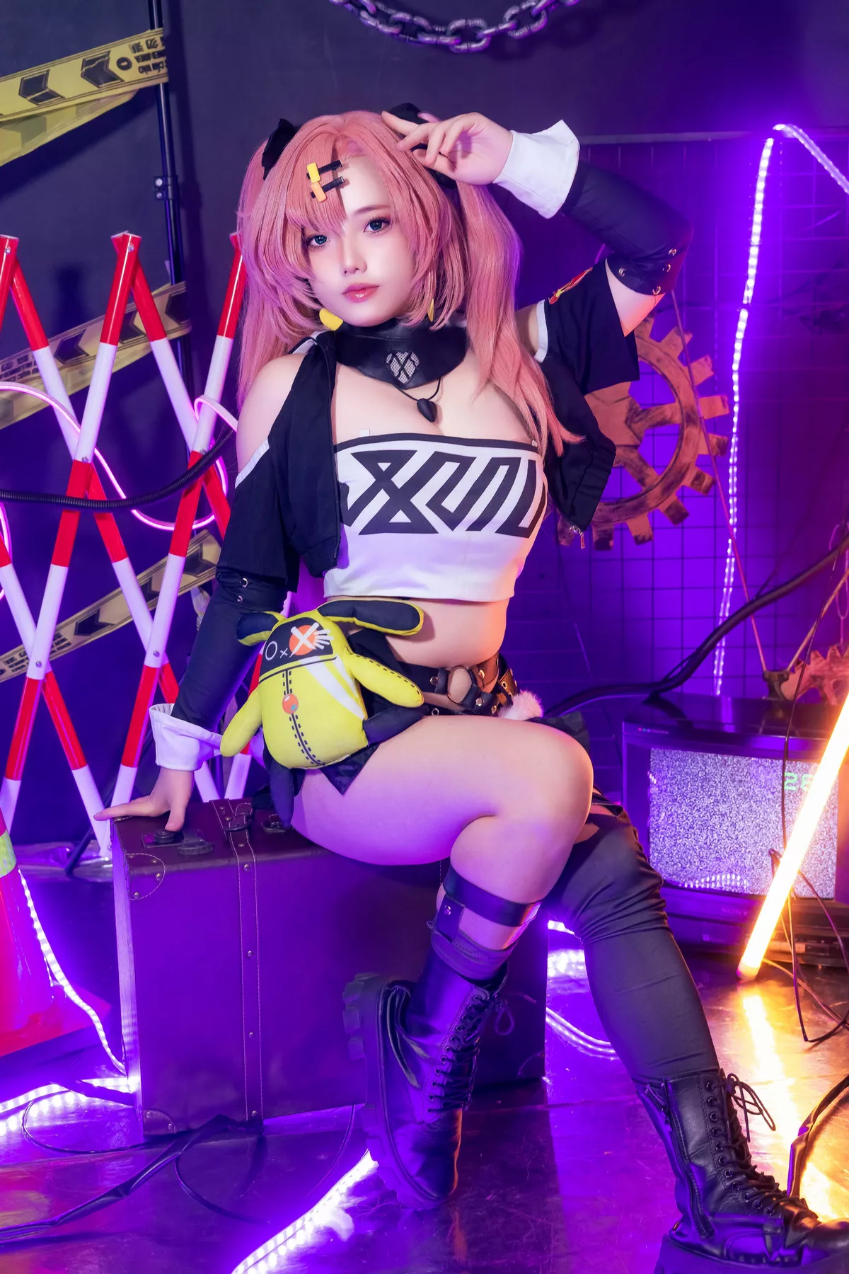 Xgyw.Org_越南小姐姐Messie Huang-Nicole主题性感黑色皮质情趣服饰露豪乳胶带遮点惹火诱惑写真88P