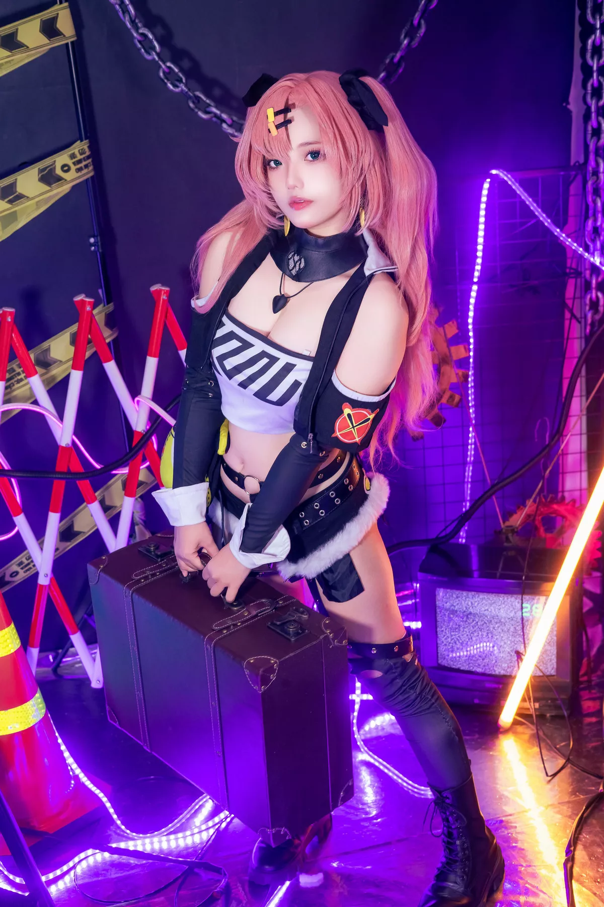 Xgyw.Org_越南小姐姐Messie Huang-Nicole主题性感黑色皮质情趣服饰露豪乳胶带遮点惹火诱惑写真88P