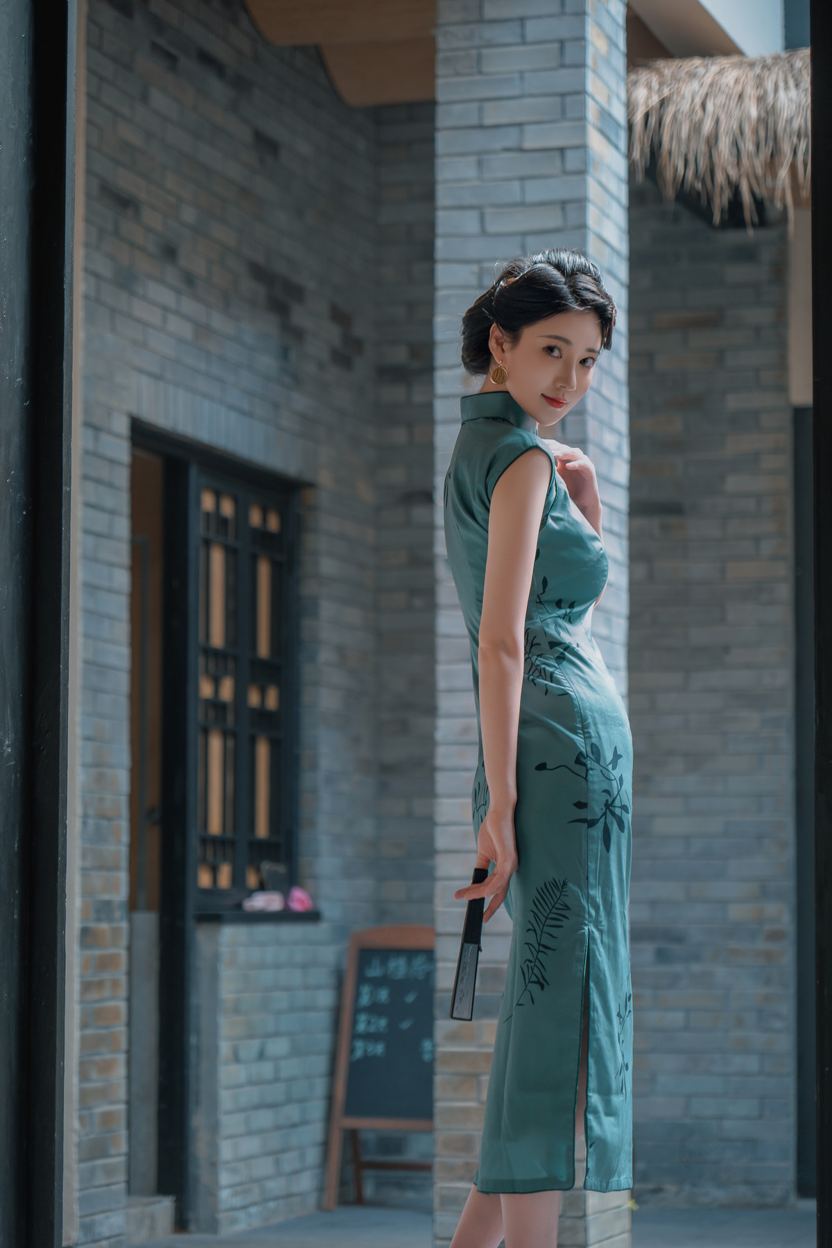 Xgyw.Org_网络美女年年Nnian海上花主题性感古风旗袍露白色内衣配黑丝吊袜秀完美身材诱惑写真80P