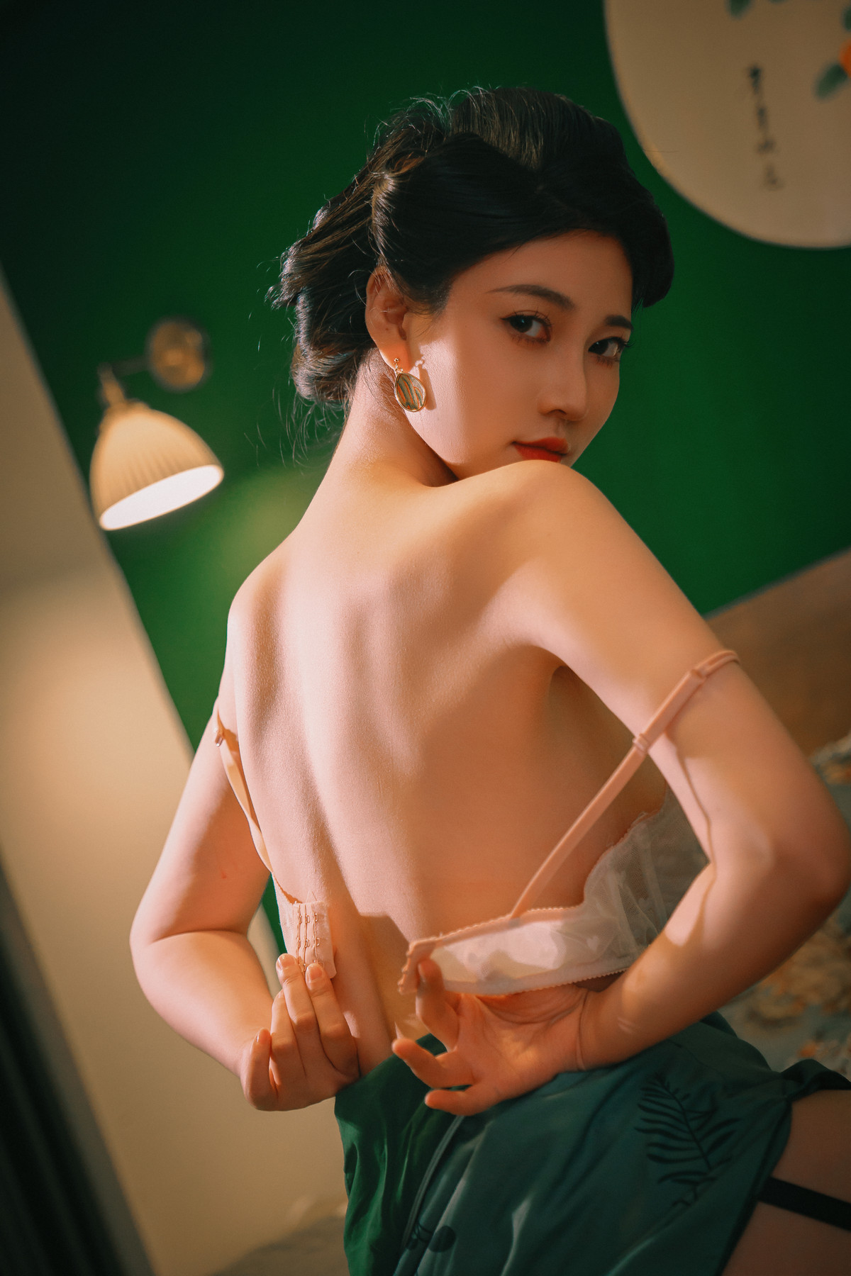 Xgyw.Org_网络美女年年Nnian海上花主题性感古风旗袍露白色内衣配黑丝吊袜秀完美身材诱惑写真80P