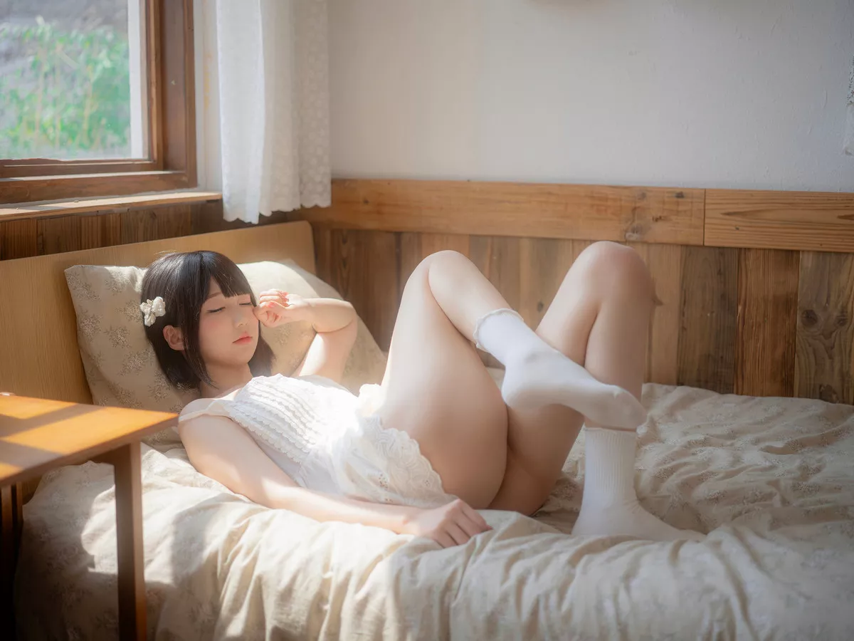 Xgyw.Org_网红美女NAGISA魔物喵夏休的日记主题性感白色吊带短裙配白色短袜秀白嫩美腿诱惑写真100P