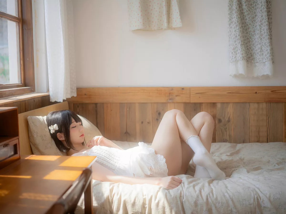 Xgyw.Org_网红美女NAGISA魔物喵夏休的日记主题性感白色吊带短裙配白色短袜秀白嫩美腿诱惑写真100P