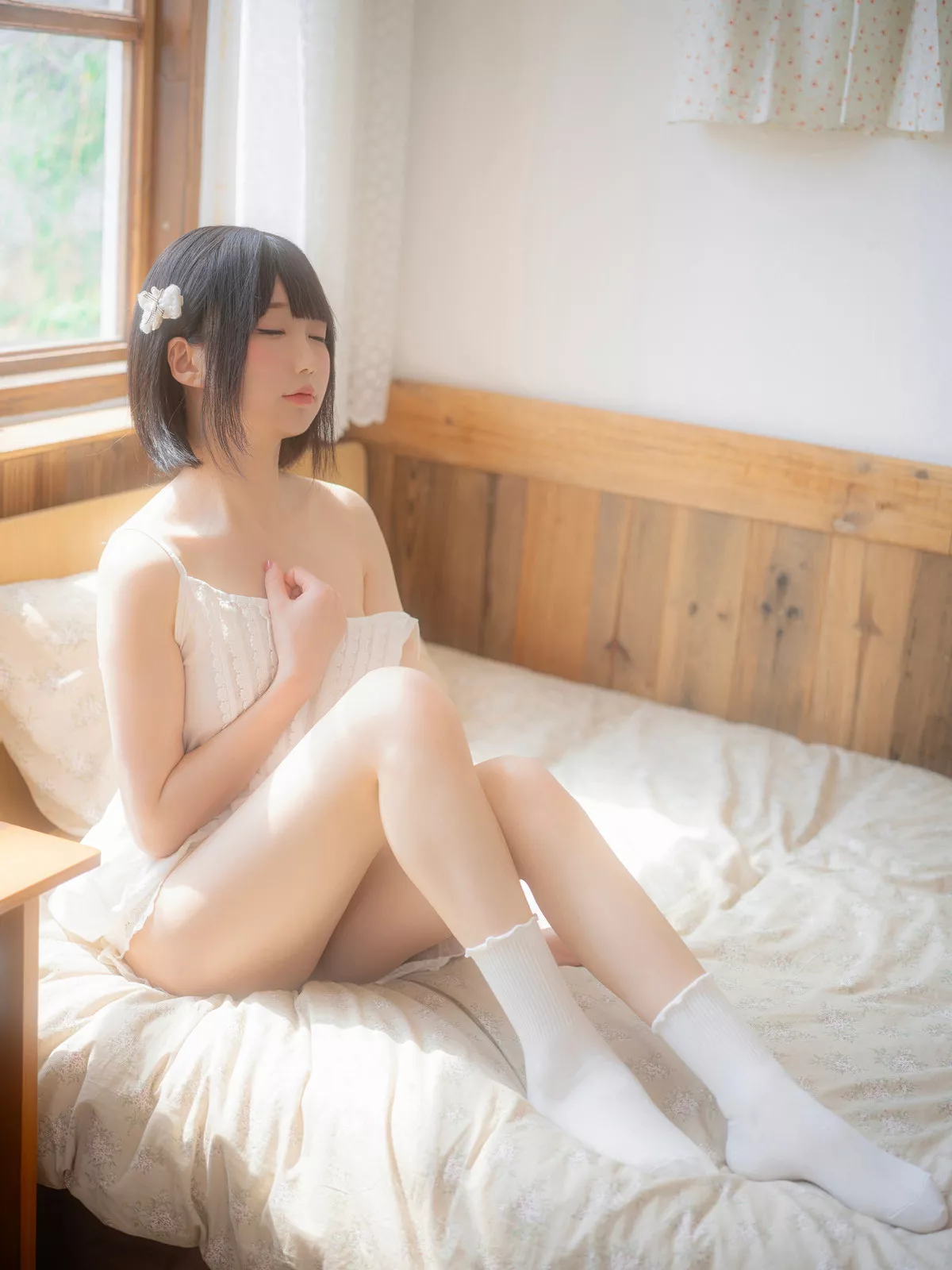 Xgyw.Org_网红美女NAGISA魔物喵夏休的日记主题性感白色吊带短裙配白色短袜秀白嫩美腿诱惑写真100P