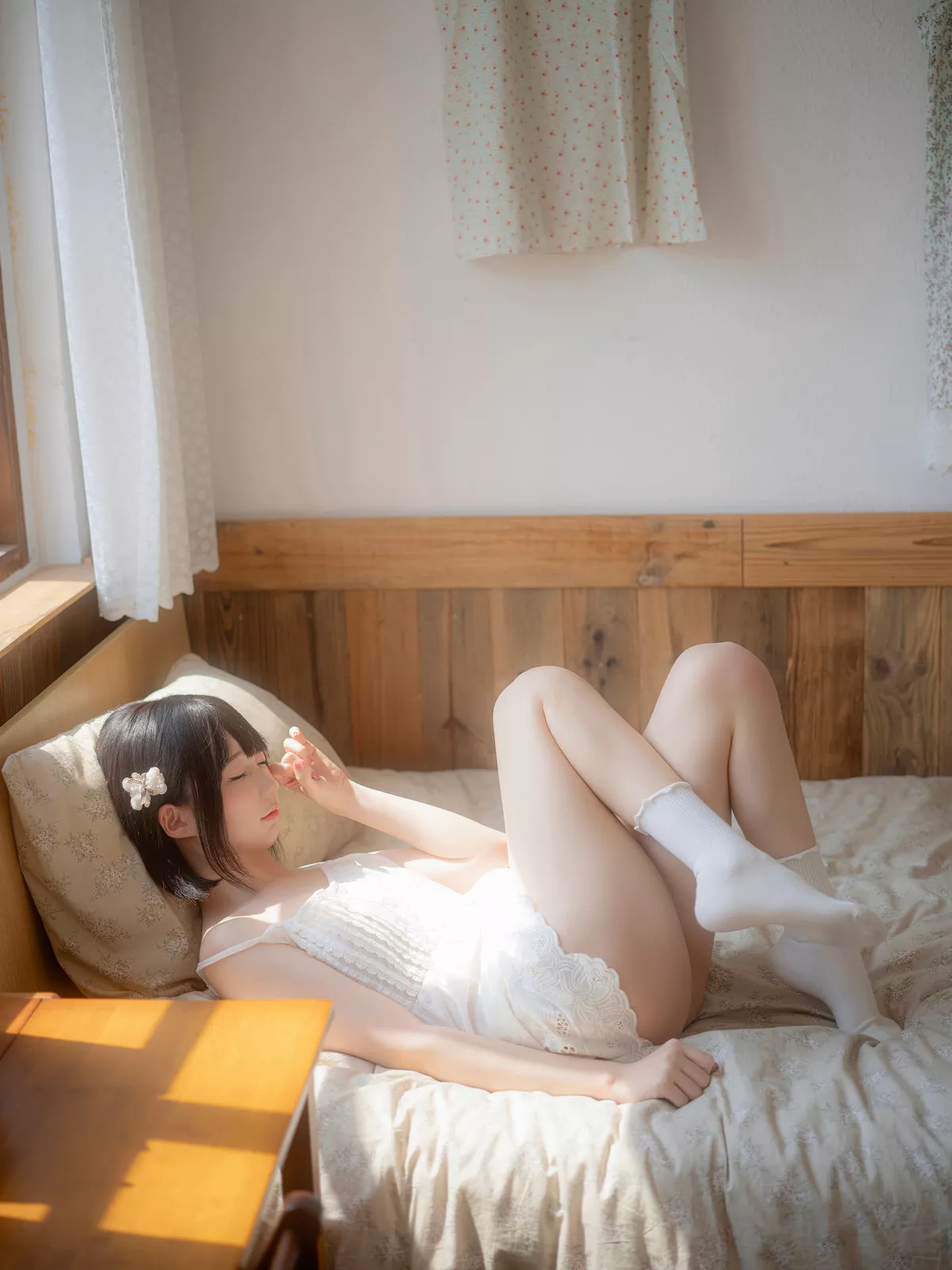 Xgyw.Org_网红美女NAGISA魔物喵夏休的日记主题性感白色吊带短裙配白色短袜秀白嫩美腿诱惑写真100P