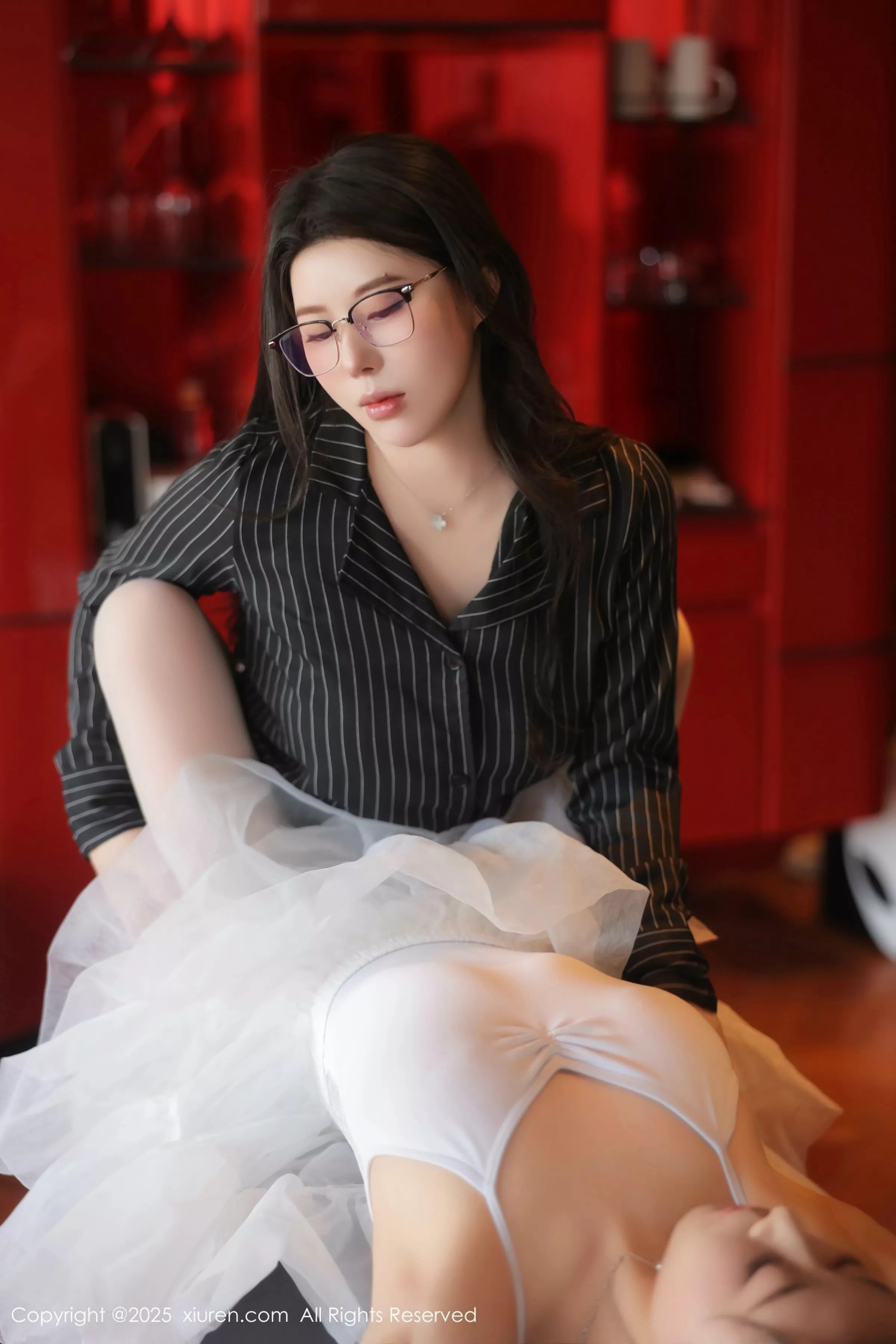 Xgyw.Org_XiuRen第10295期_模特白茹雪abby性感姐妹花剧情演绎OL服饰秀丰腴身材诱惑写真85P