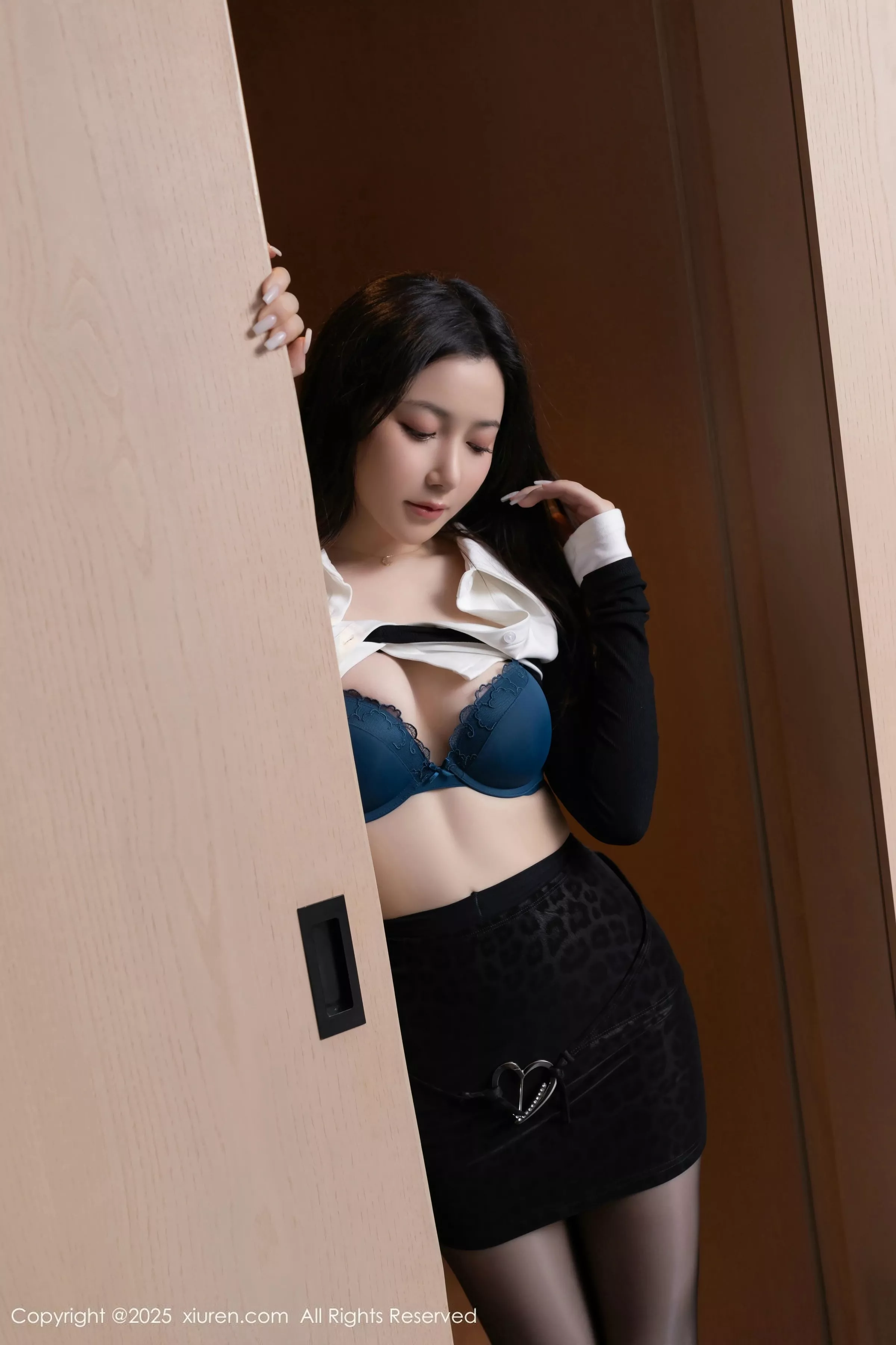 Xgyw.Org_XiuRen第10353期_模特鱼子酱Fish性感黑色学生服饰配开档黑丝秀曼妙身姿诱惑写真80P
