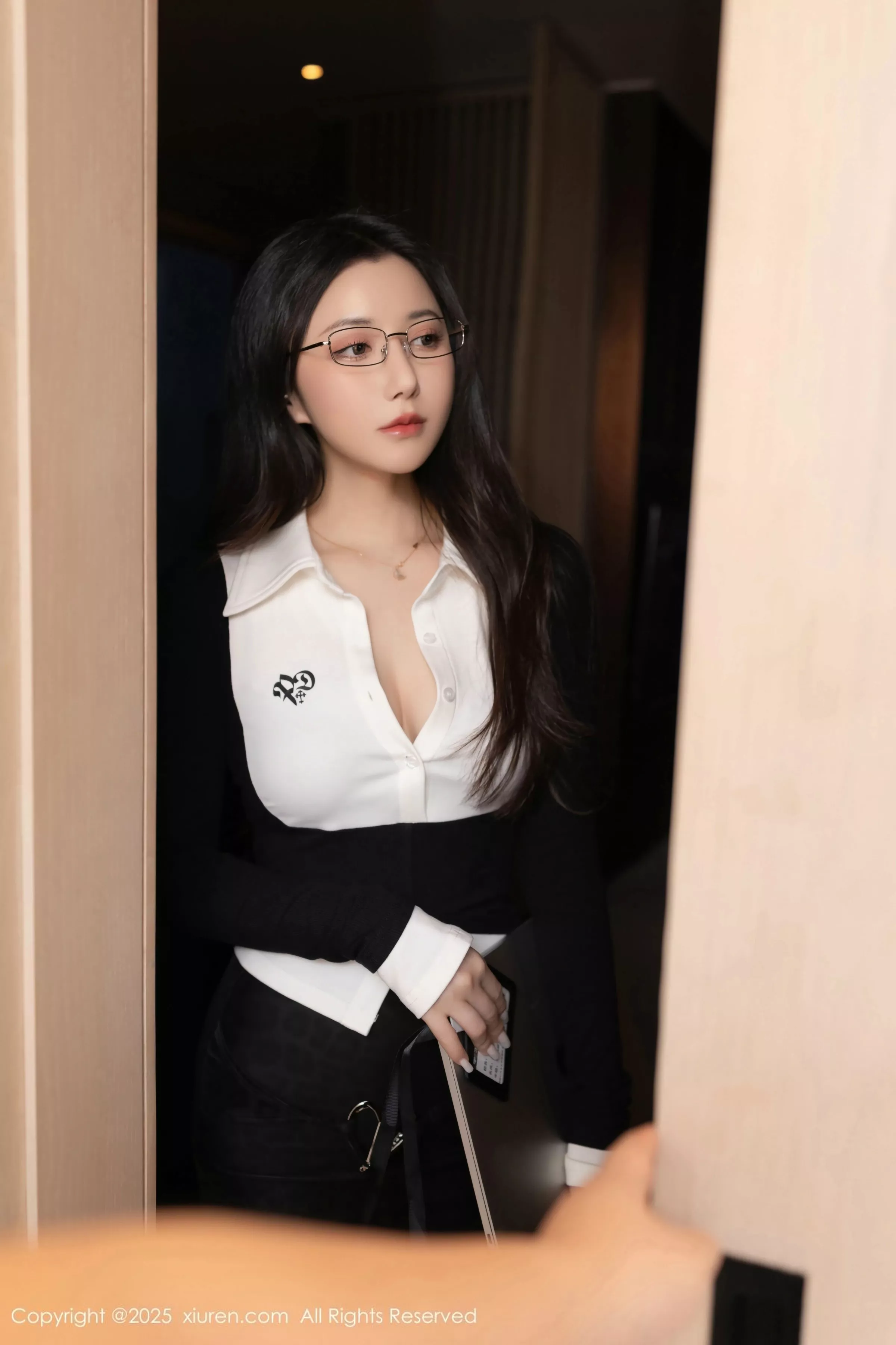 Xgyw.Org_XiuRen第10353期_模特鱼子酱Fish性感黑色学生服饰配开档黑丝秀曼妙身姿诱惑写真80P