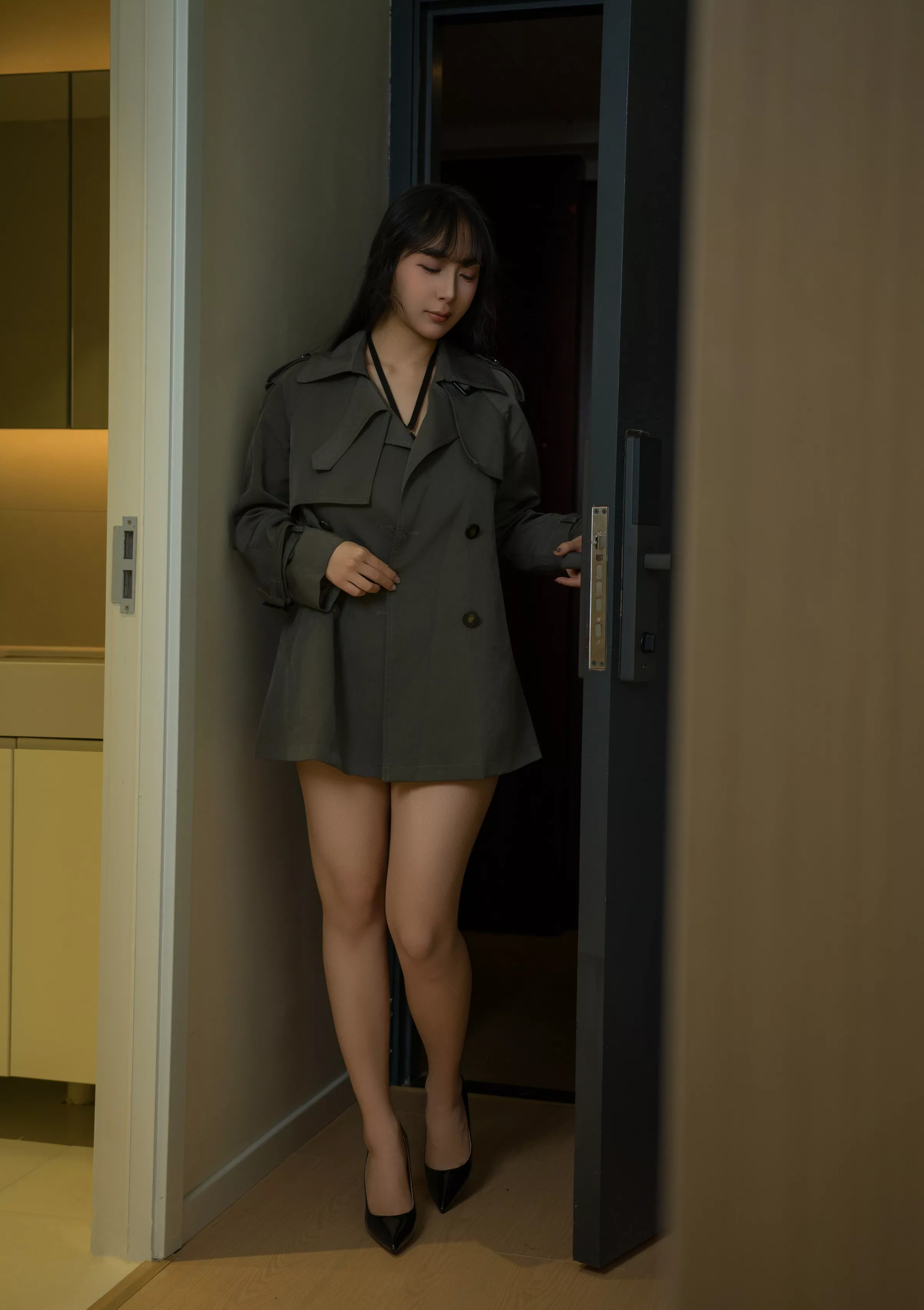 Xgyw.Org_Coser美女浅安安睡前故事主题脱黑色风衣露性感黑色情趣内衣秀丰腴身材撩人诱惑写真89P