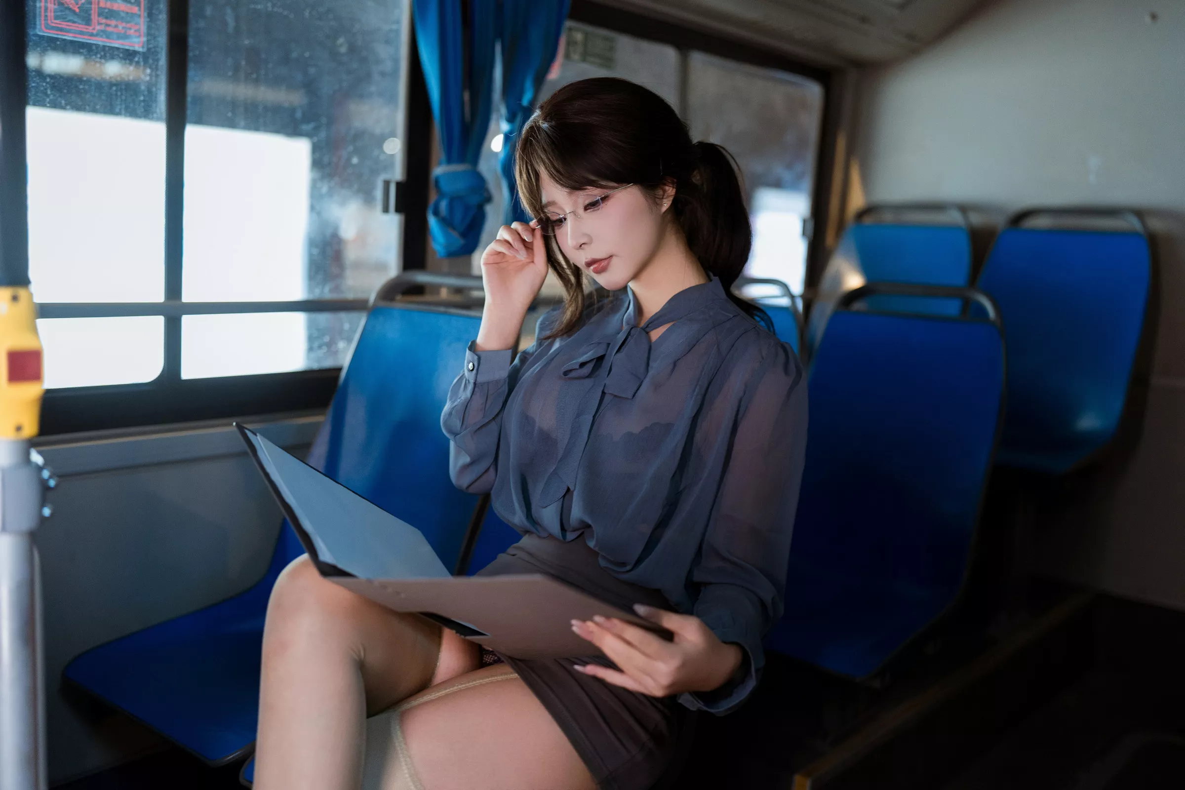 Xgyw.Org_网络美女yuuhui玉汇夜班族主题脱OL制服露黑色蕾丝内衣配肉丝吊袜秀丰腴身姿诱惑写真148P