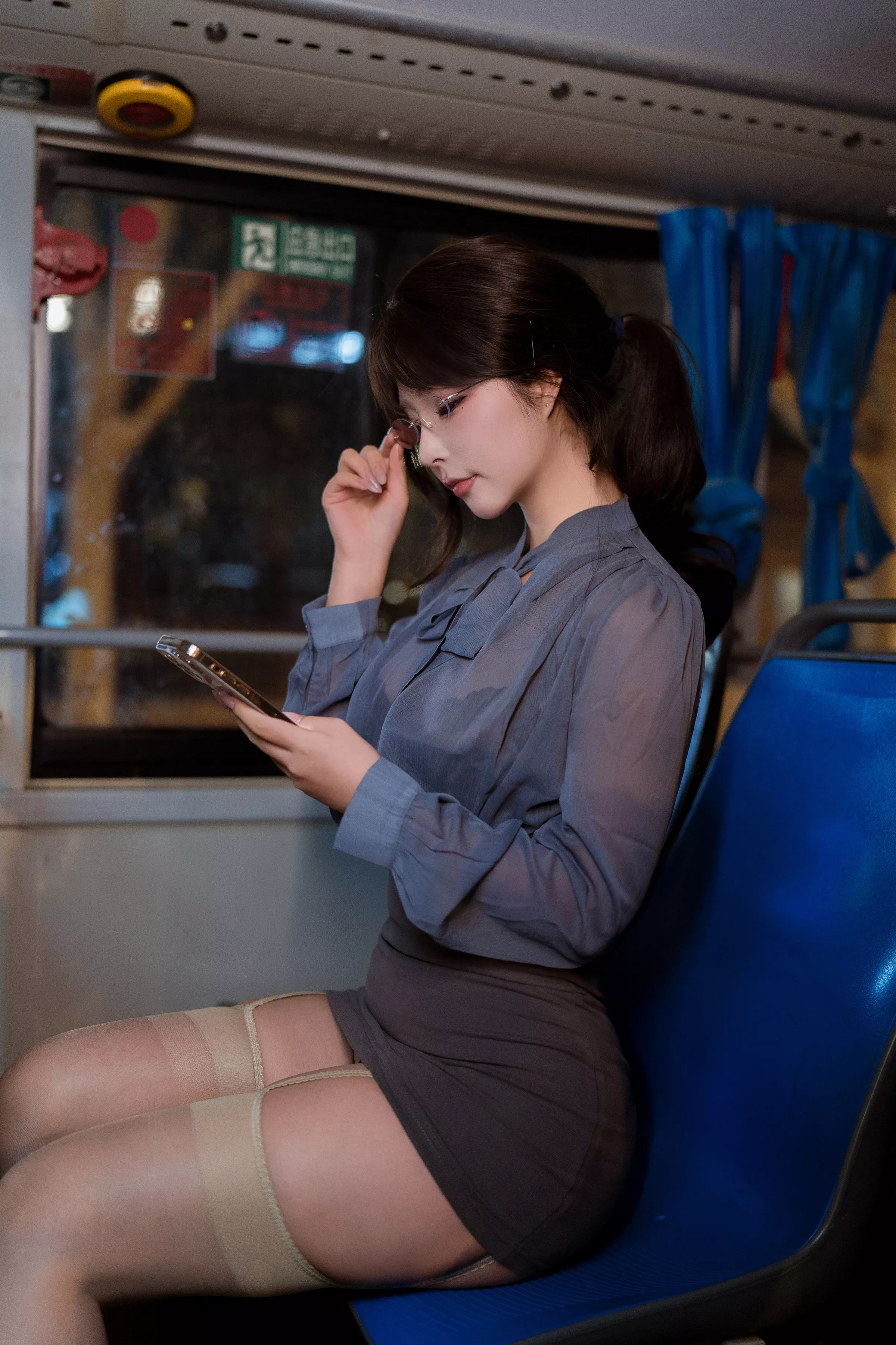 Xgyw.Org_网络美女yuuhui玉汇夜班族主题脱OL制服露黑色蕾丝内衣配肉丝吊袜秀丰腴身姿诱惑写真148P