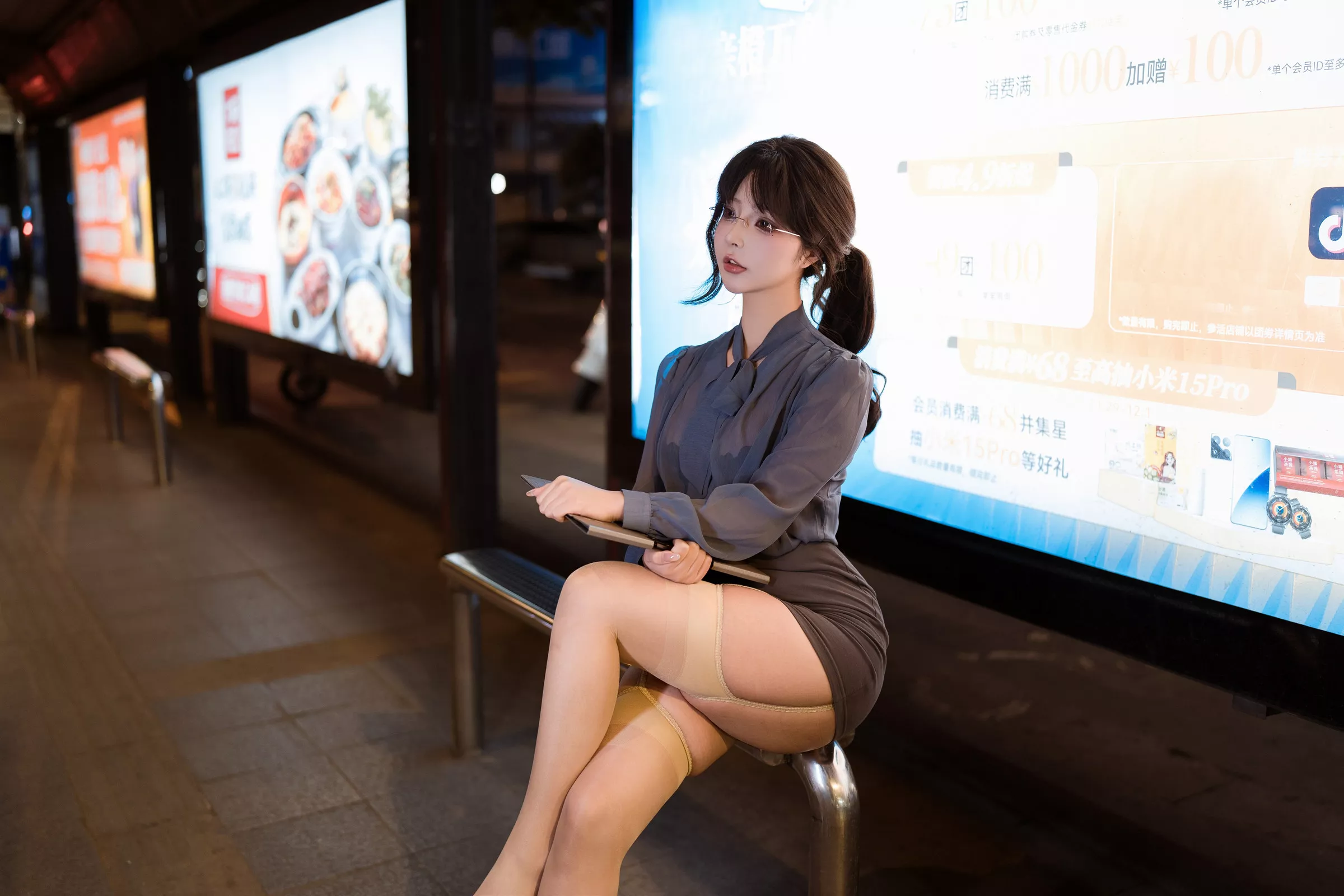 Xgyw.Org_网络美女yuuhui玉汇夜班族主题脱OL制服露黑色蕾丝内衣配肉丝吊袜秀丰腴身姿诱惑写真148P
