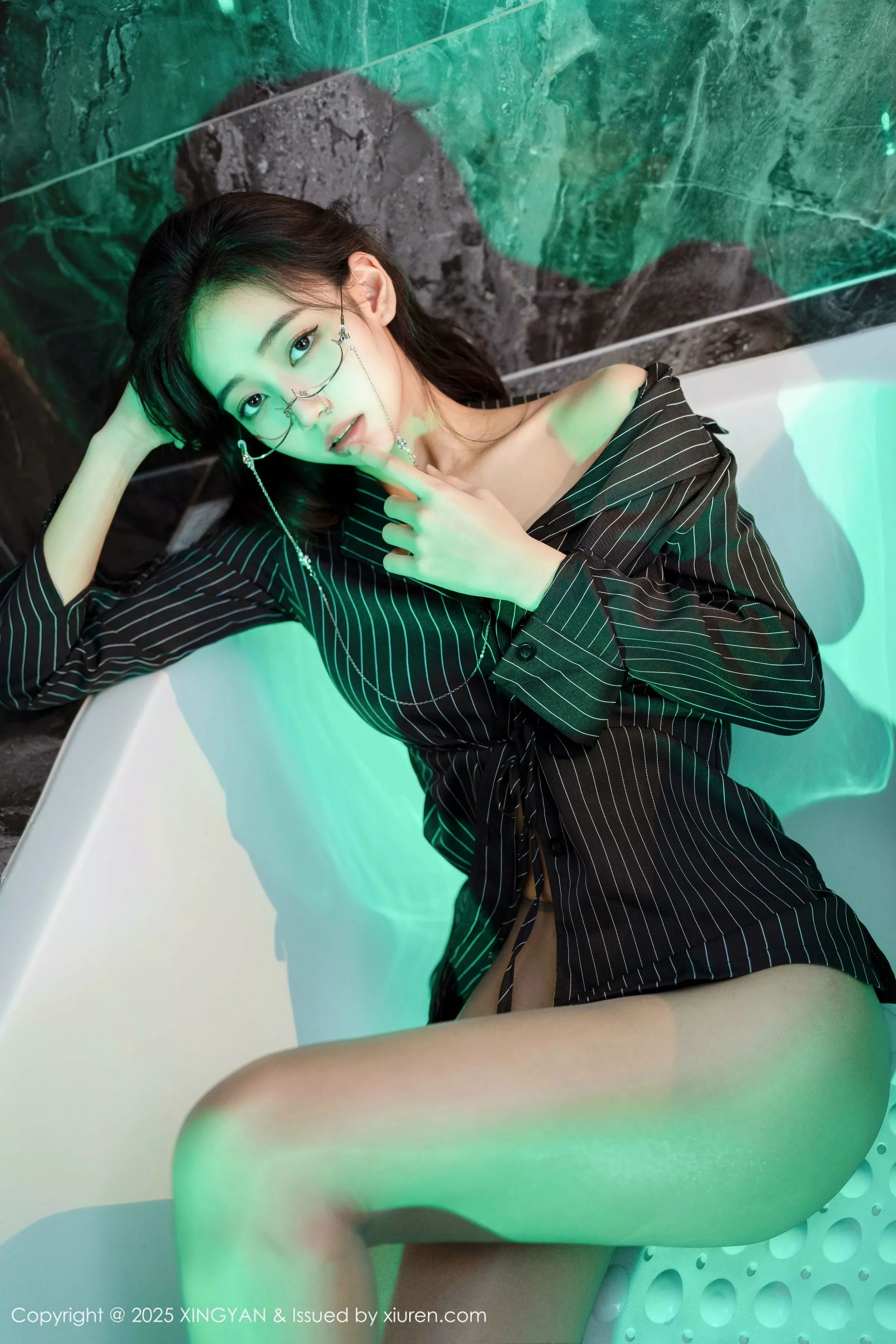 Xgyw.Org_[XINGYAN星颜社]VOL.356_模特时安安性感黑色衬衫配超薄无内黑丝秀柔美身姿诱惑写真76P