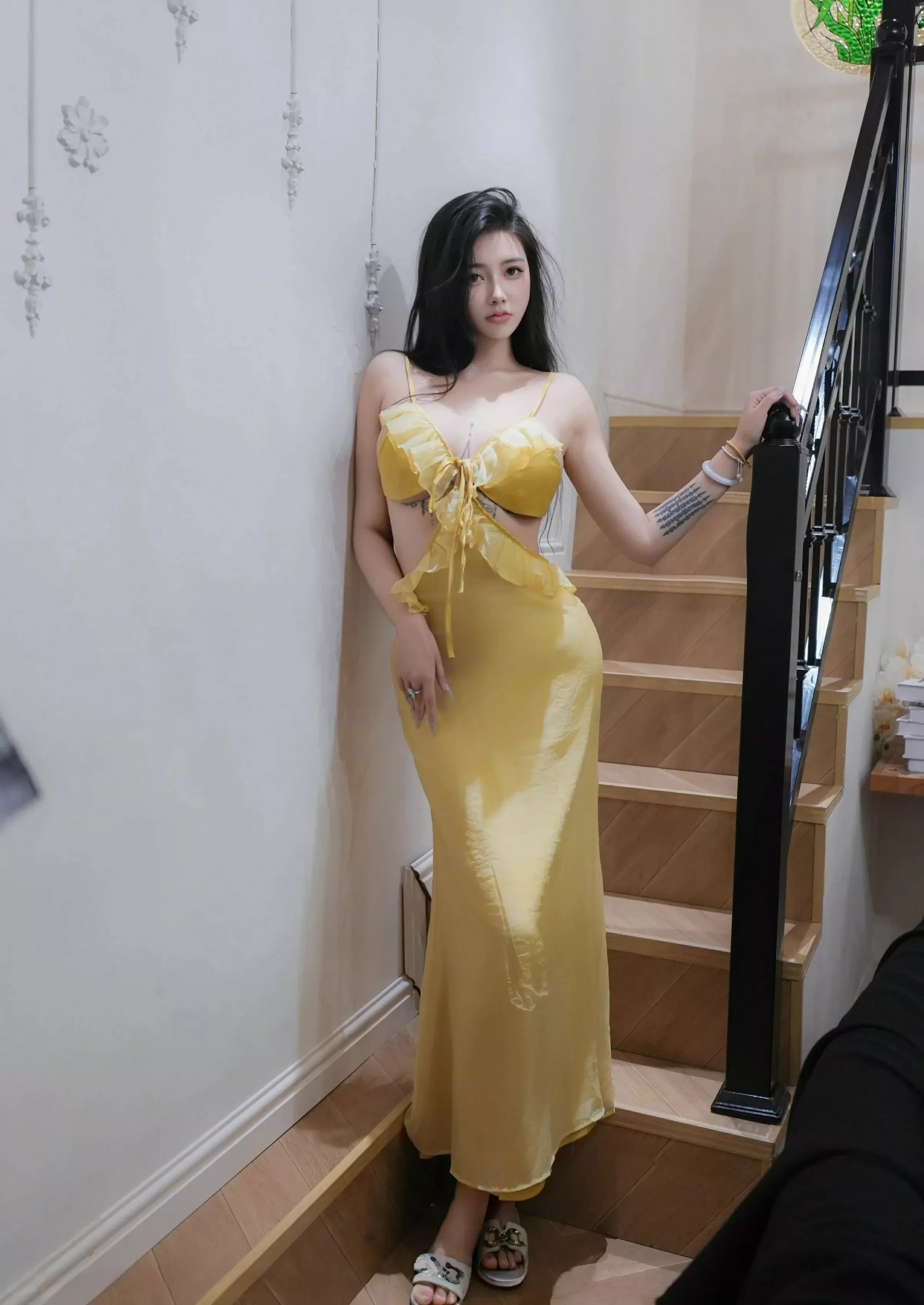 Xgyw.Org_[XiuRen秀人网]No.10395_模特娜比性感黄色吊带长裙露黄色内衣秀凹凸身材撩人诱惑写真76P