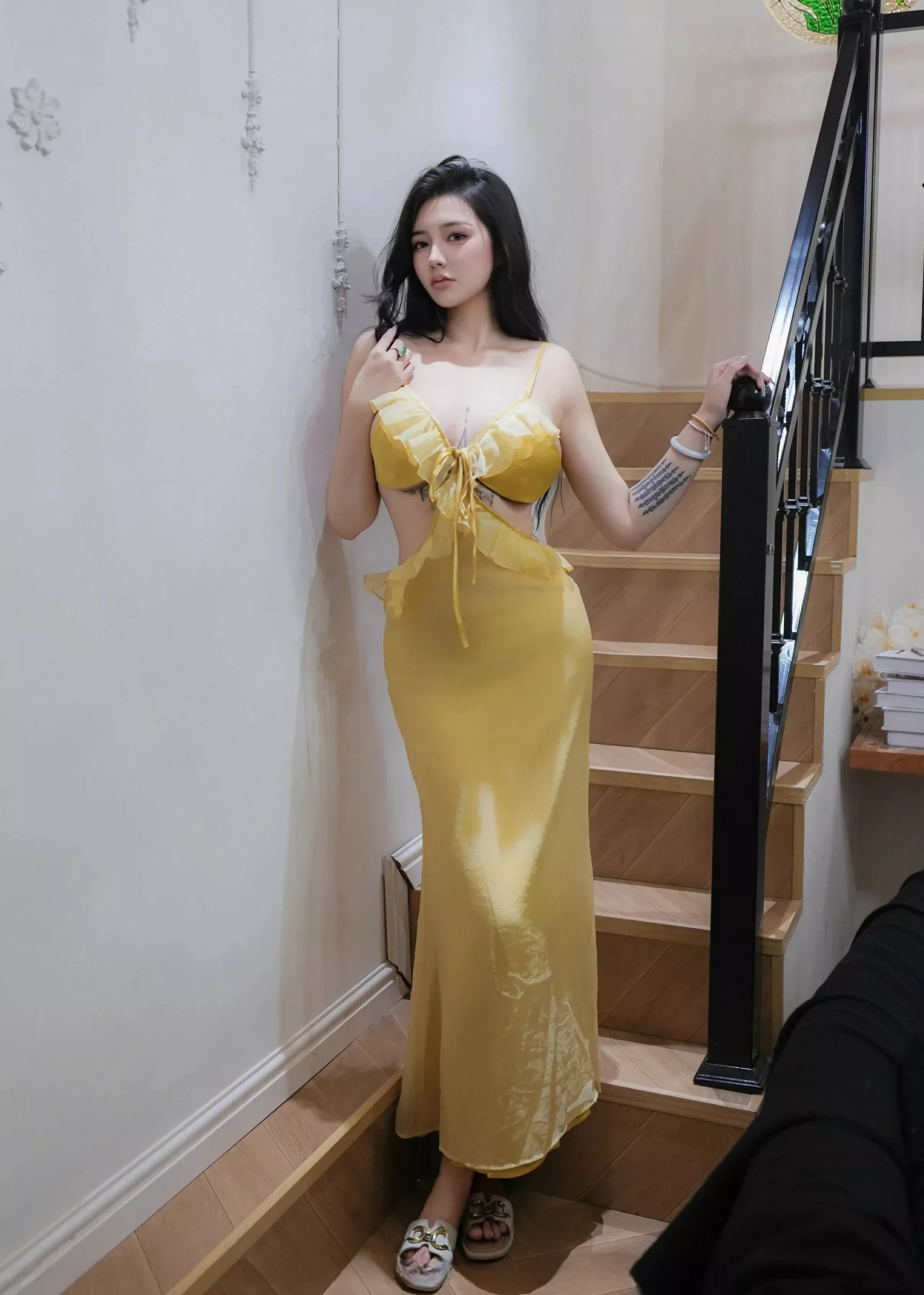 Xgyw.Org_[XiuRen秀人网]No.10395_模特娜比性感黄色吊带长裙露黄色内衣秀凹凸身材撩人诱惑写真76P