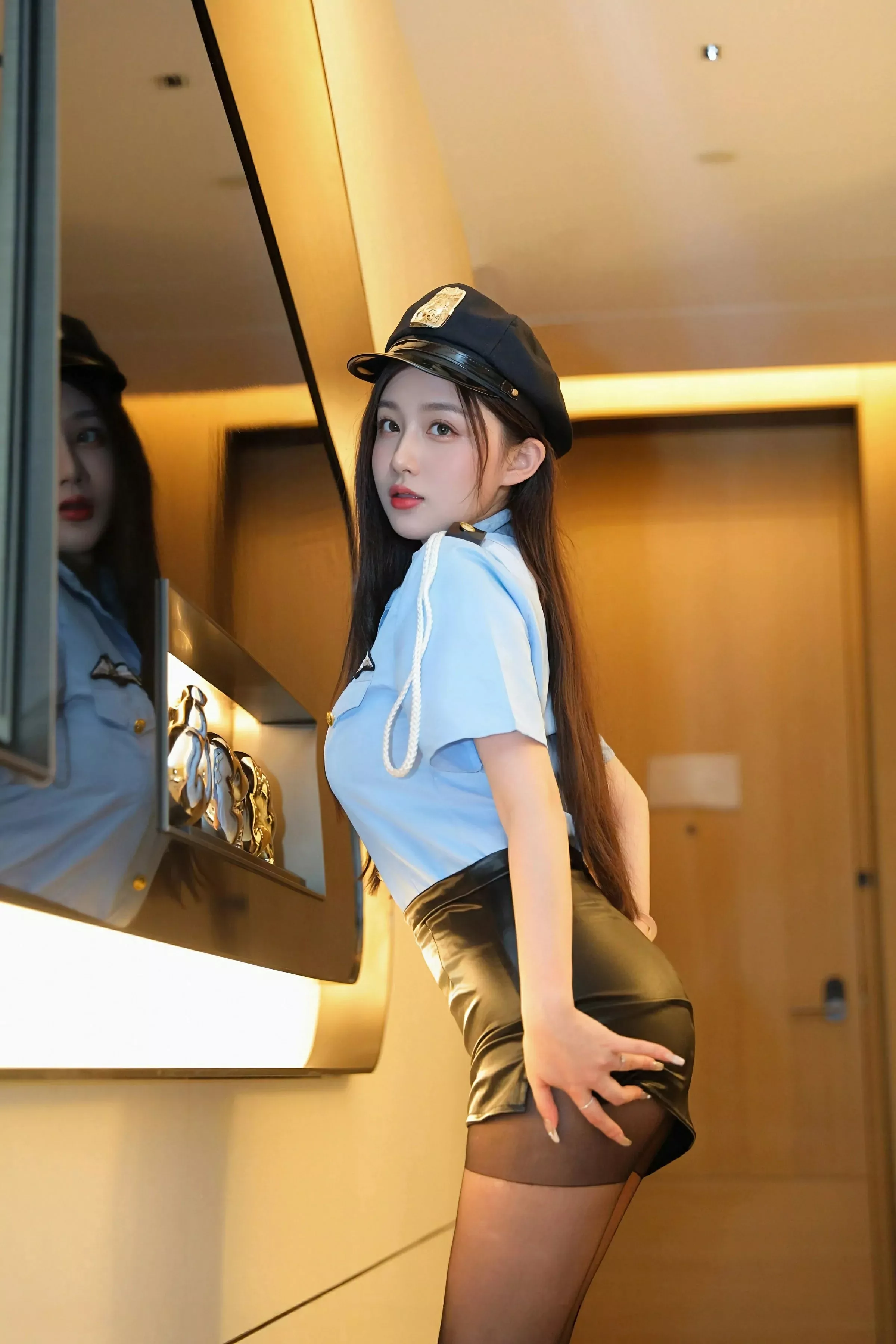 Xgyw.Org_[XiuRen秀人网]No.10410_模特奶油猫呀性感蓝色制服配超薄黑丝秀丰腴身材迷人诱惑写真76P