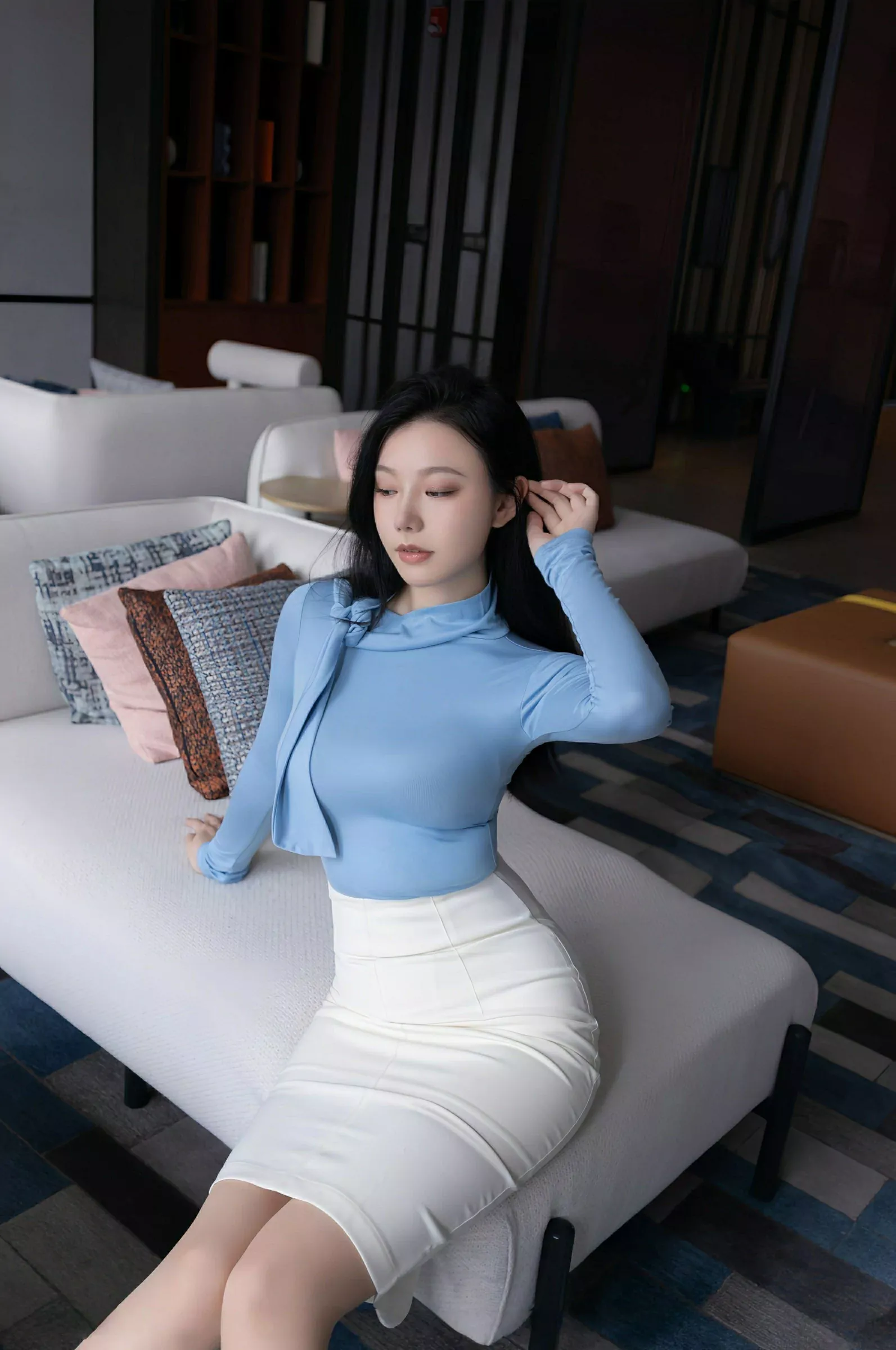 Xgyw.Org_[XiuRen秀人网]No.10424_模特安然anran性感蓝色上衣露肉色内衣配超薄肉丝秀美腿诱惑写真80P
