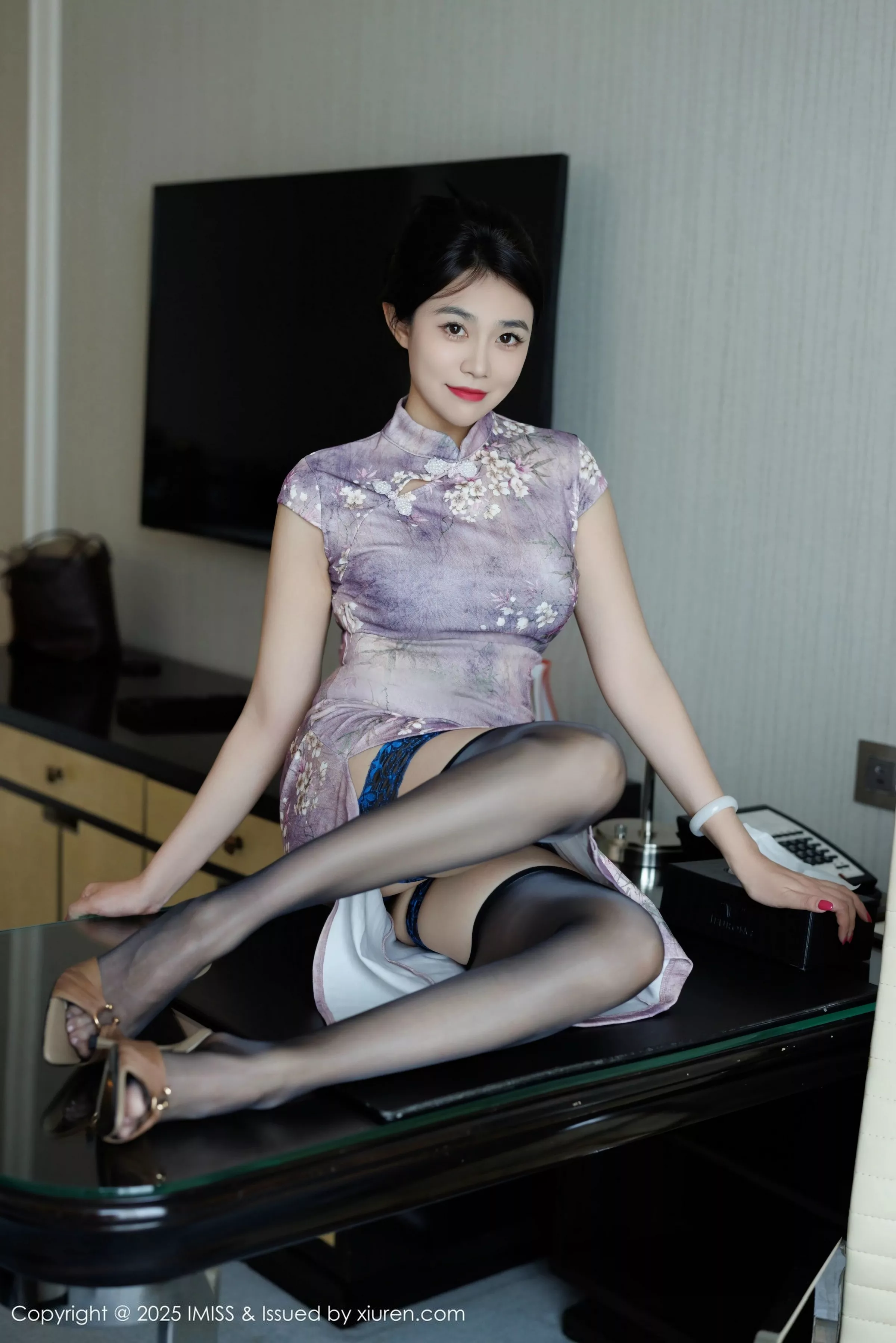 Xgyw.Org_[IMISS爱蜜社]Vol.791_女神许诺Sabrina性感紫色旗袍露蓝色内衣配黑丝袜秀美腿诱惑写真75P