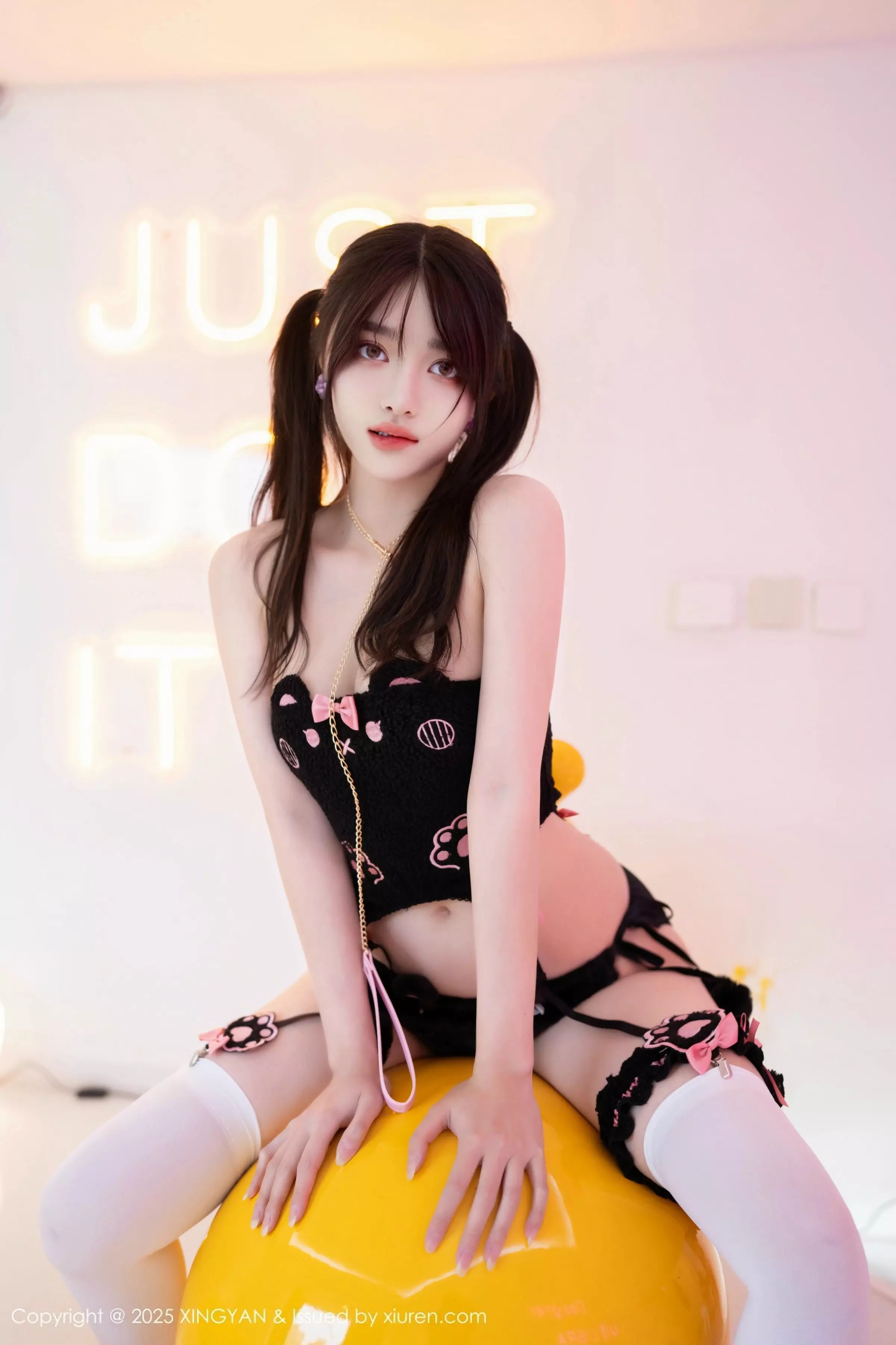 Xgyw.Org_[XINGYAN星颜社]VOL.349_模特白露lulu性感黑色情趣内衣配白色丝袜秀完美曲线诱惑写真59P