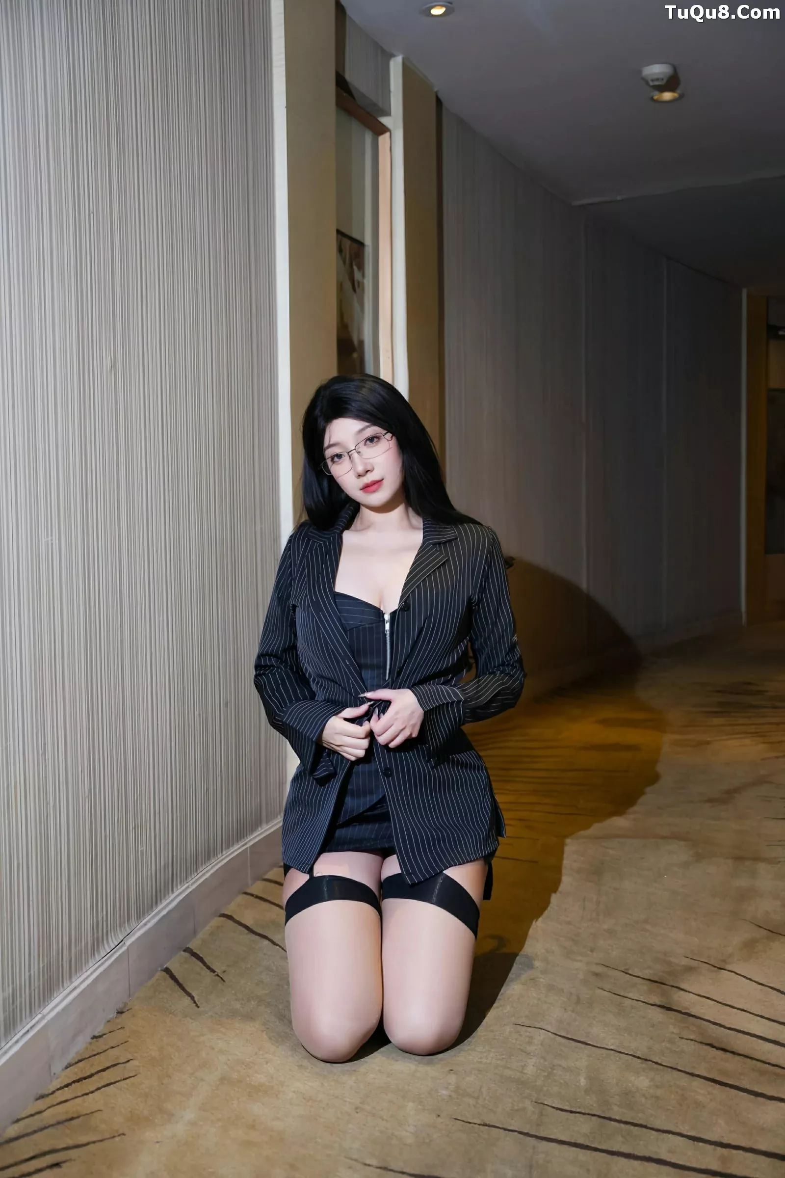 Xgyw.Org_[XiuRen秀人网]No.10487_新人模特美悠性感黑色OL服饰配黑丝吊袜秀丰腴身材诱惑写真74P